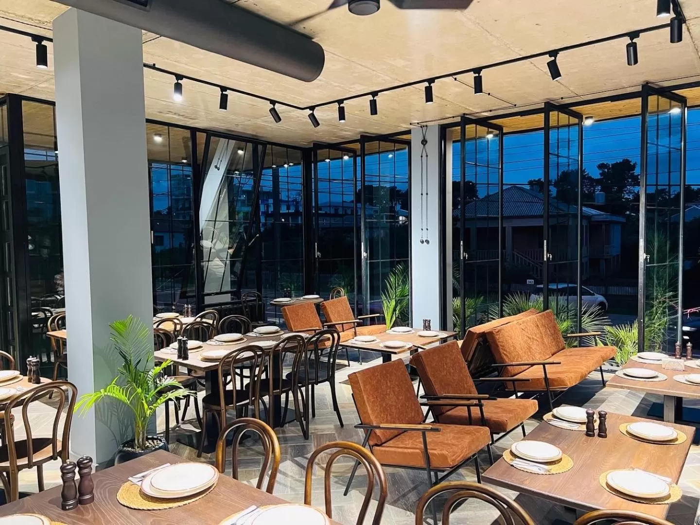 Restaurant/places to eat in Level Up Hotel & Restaurant