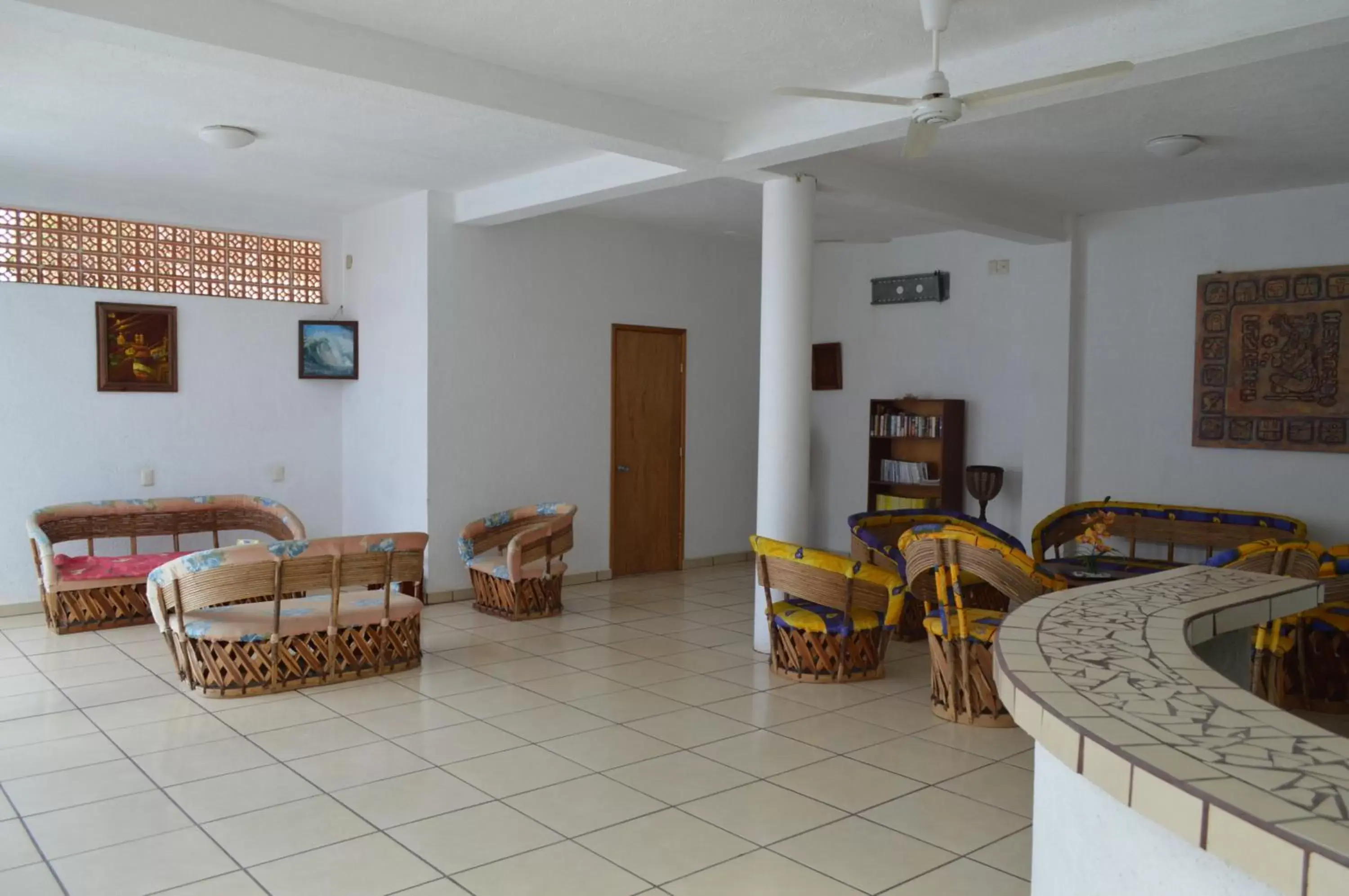 Lounge or bar, Seating Area in Hotel Sarabi