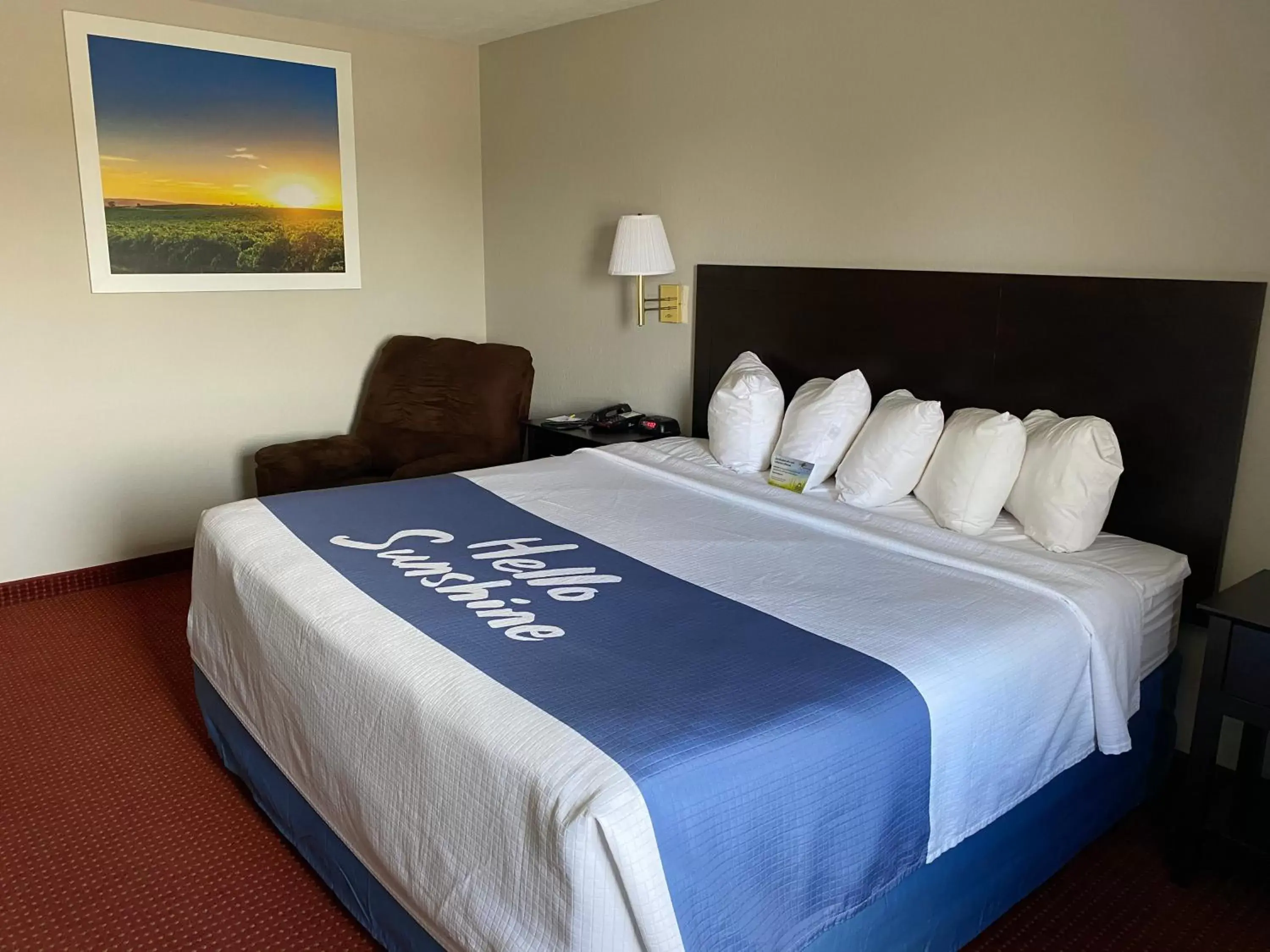 Bed in Days Inn & Suites by Wyndham Des Moines Airport