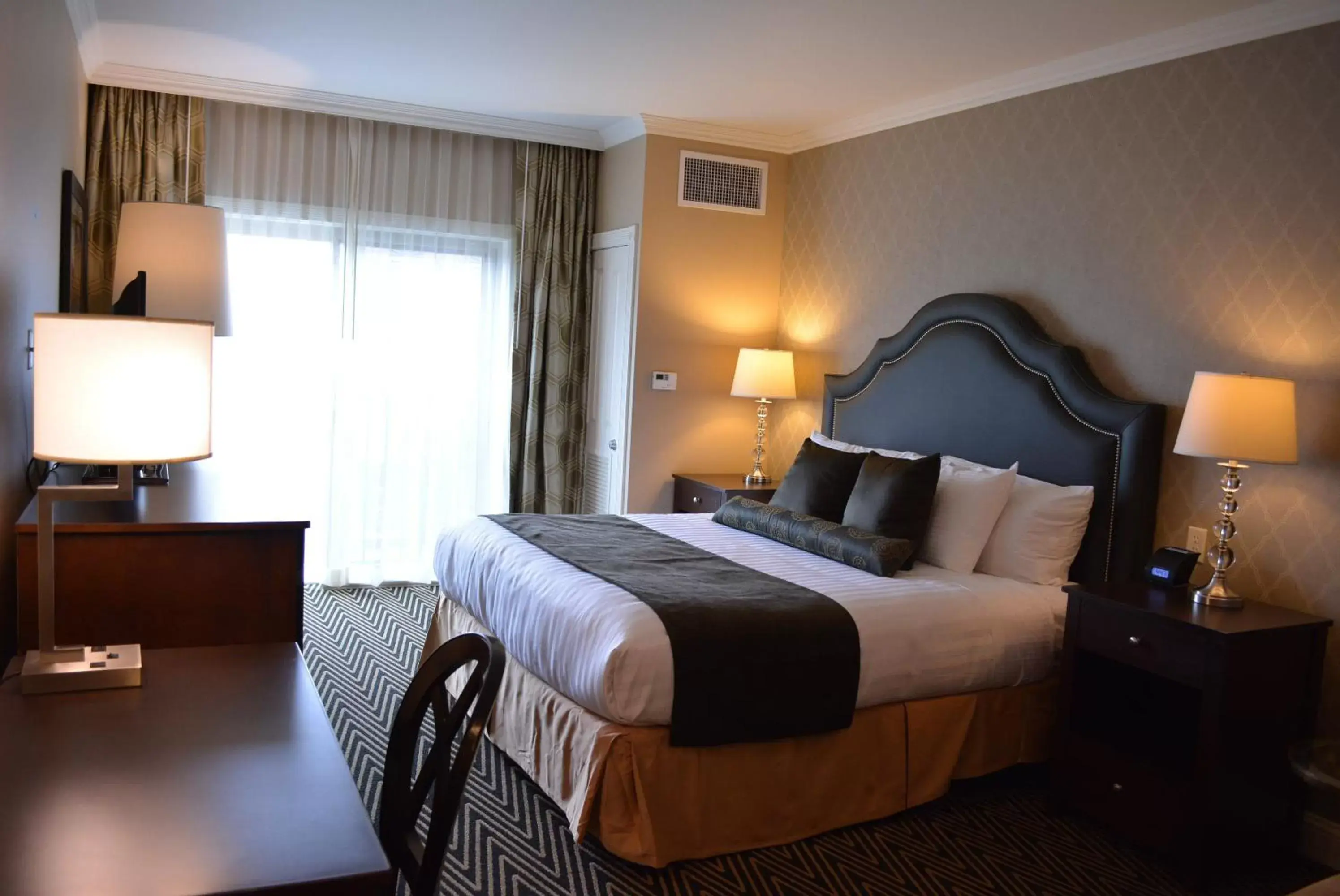 Photo of the whole room, Bed in Majestic Inn and Spa
