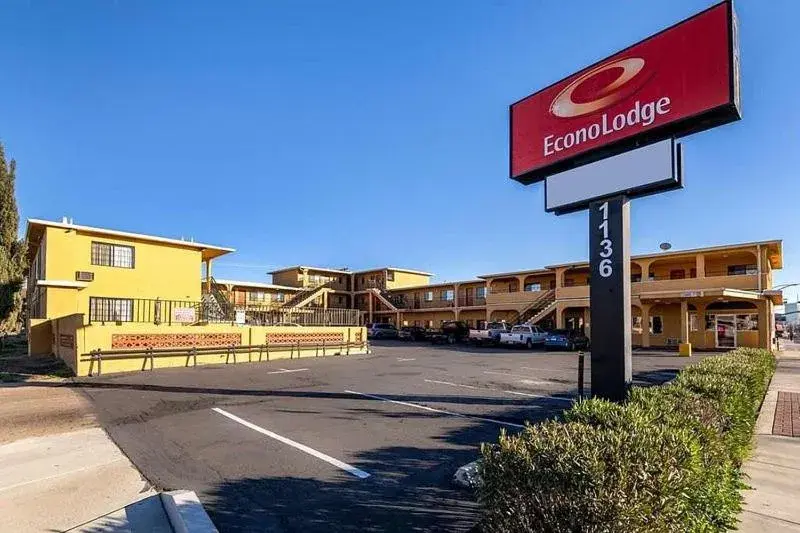 Property Building in Econo Lodge University