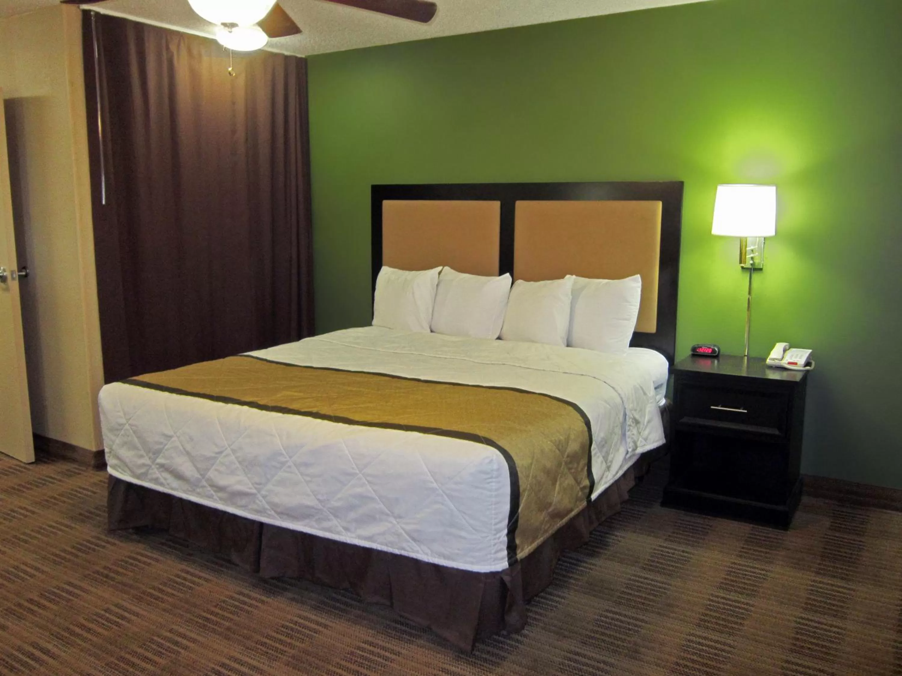 Bed in Extended Stay America Suites - Princeton - South Brunswick
