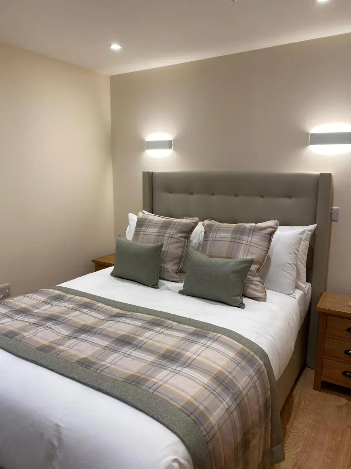 Bedroom, Bed in Waverley Inn Apartments