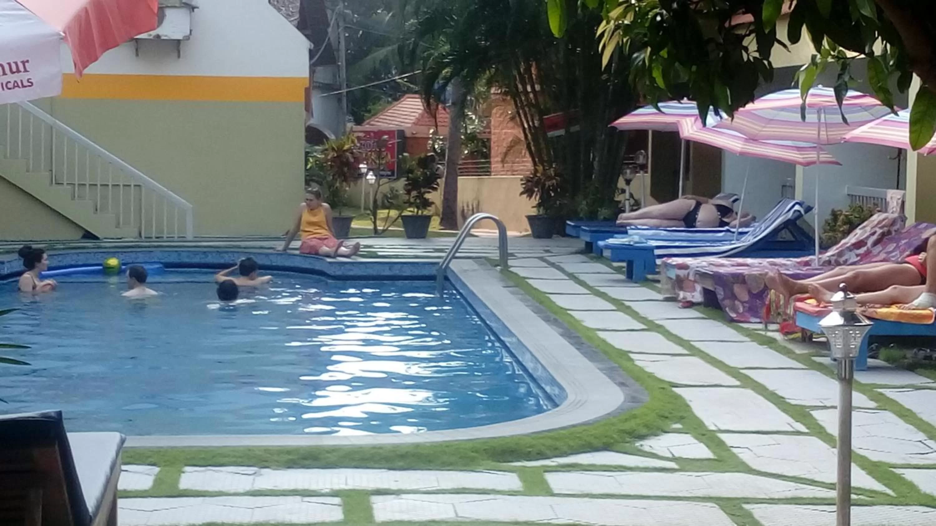 Pool view in Hotel Thushara