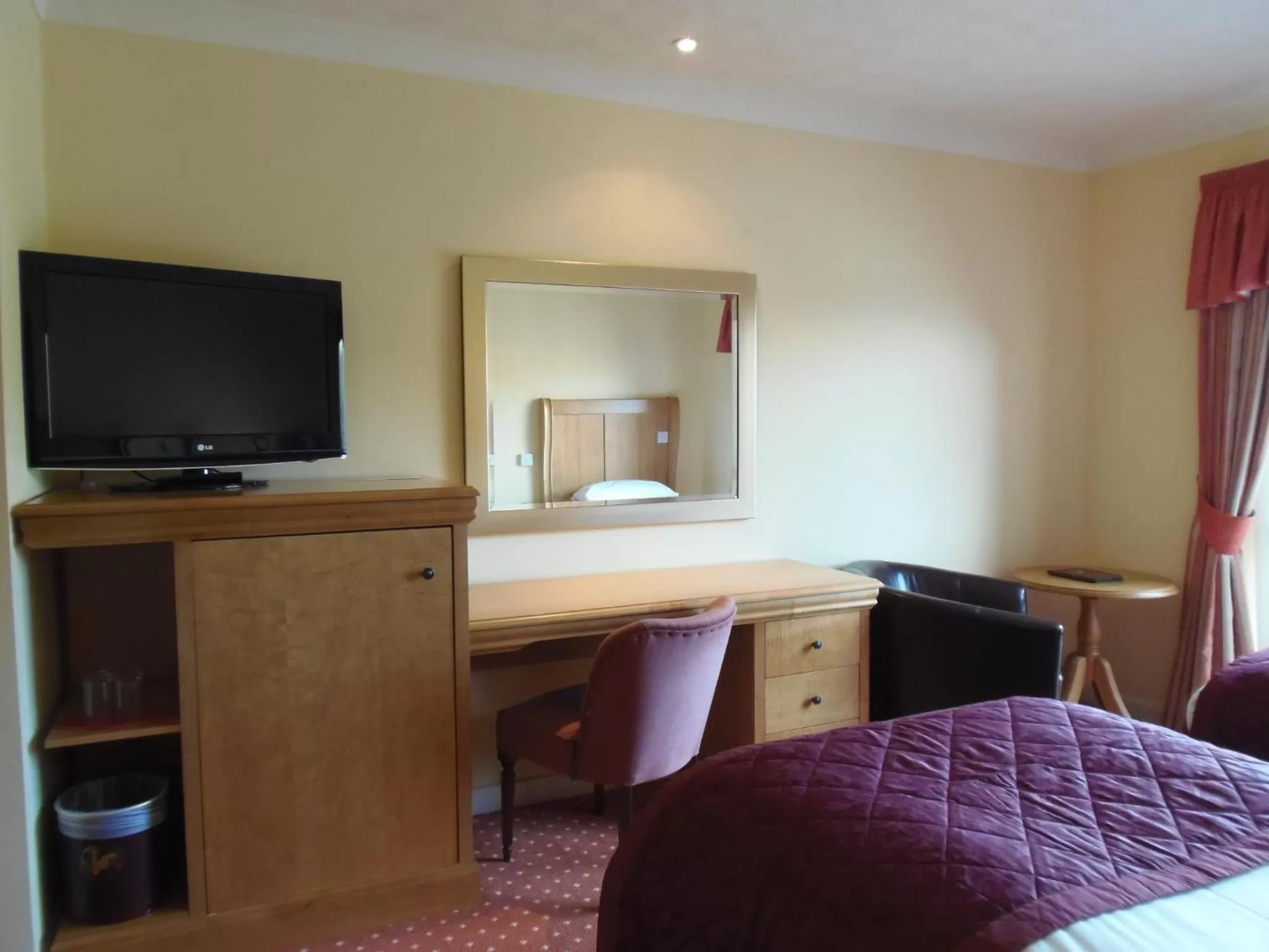 Photo of the whole room, Bed in Lakeside International Hotel