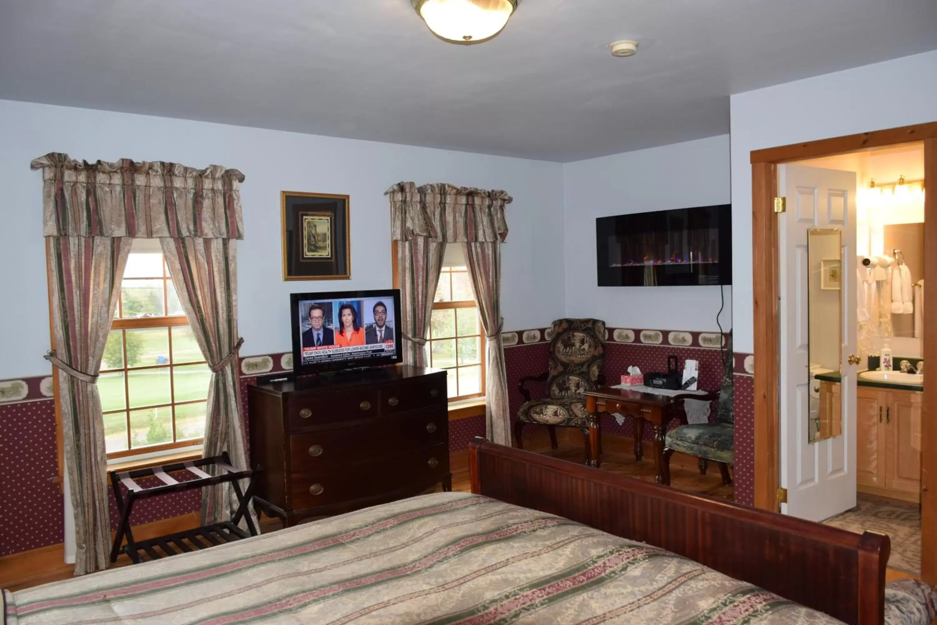 Photo of the whole room, TV/Entertainment Center in Auberge Wild Rose Inn