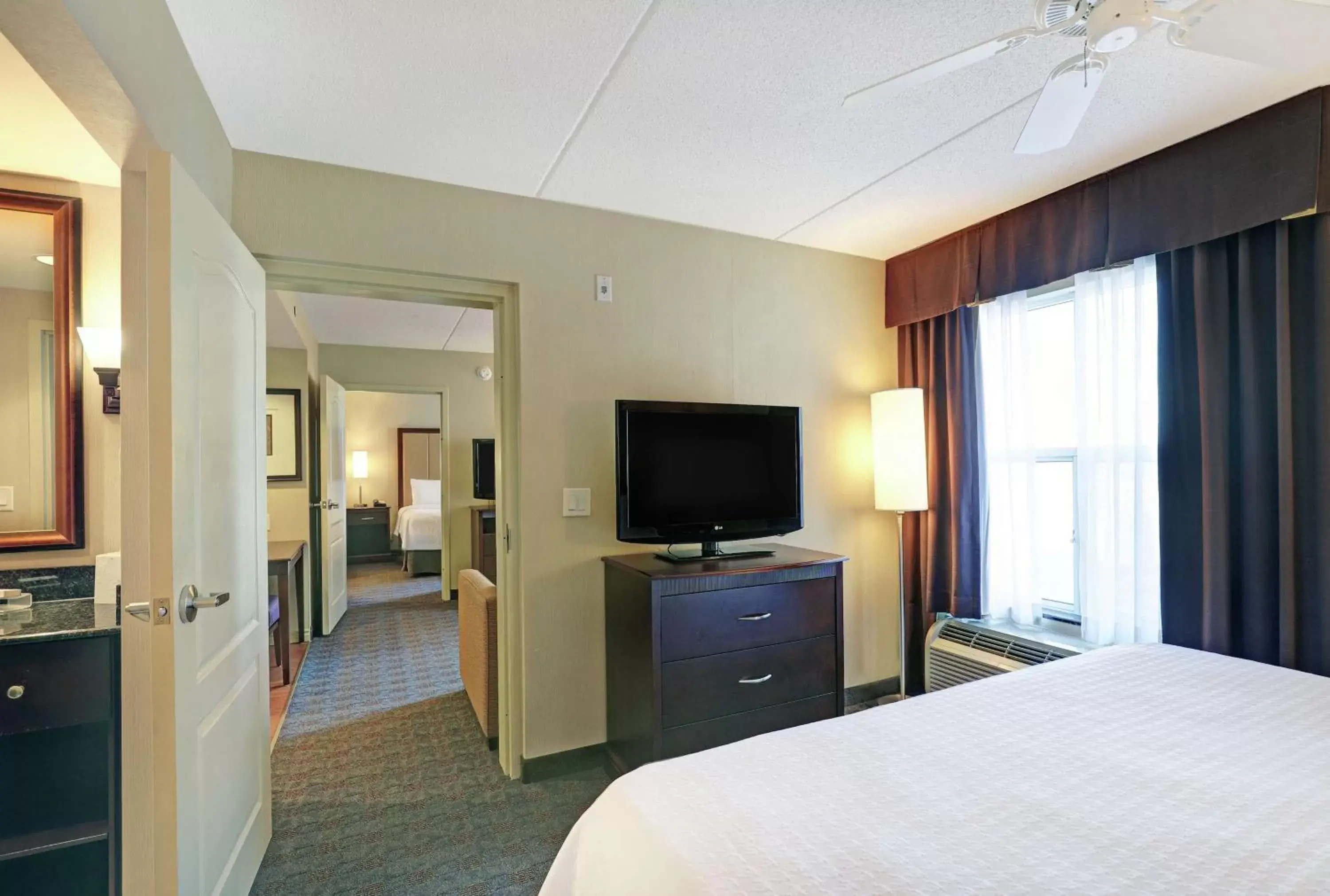 Bedroom, TV/Entertainment Center in Homewood Suites by Hilton Cambridge-Waterloo, Ontario