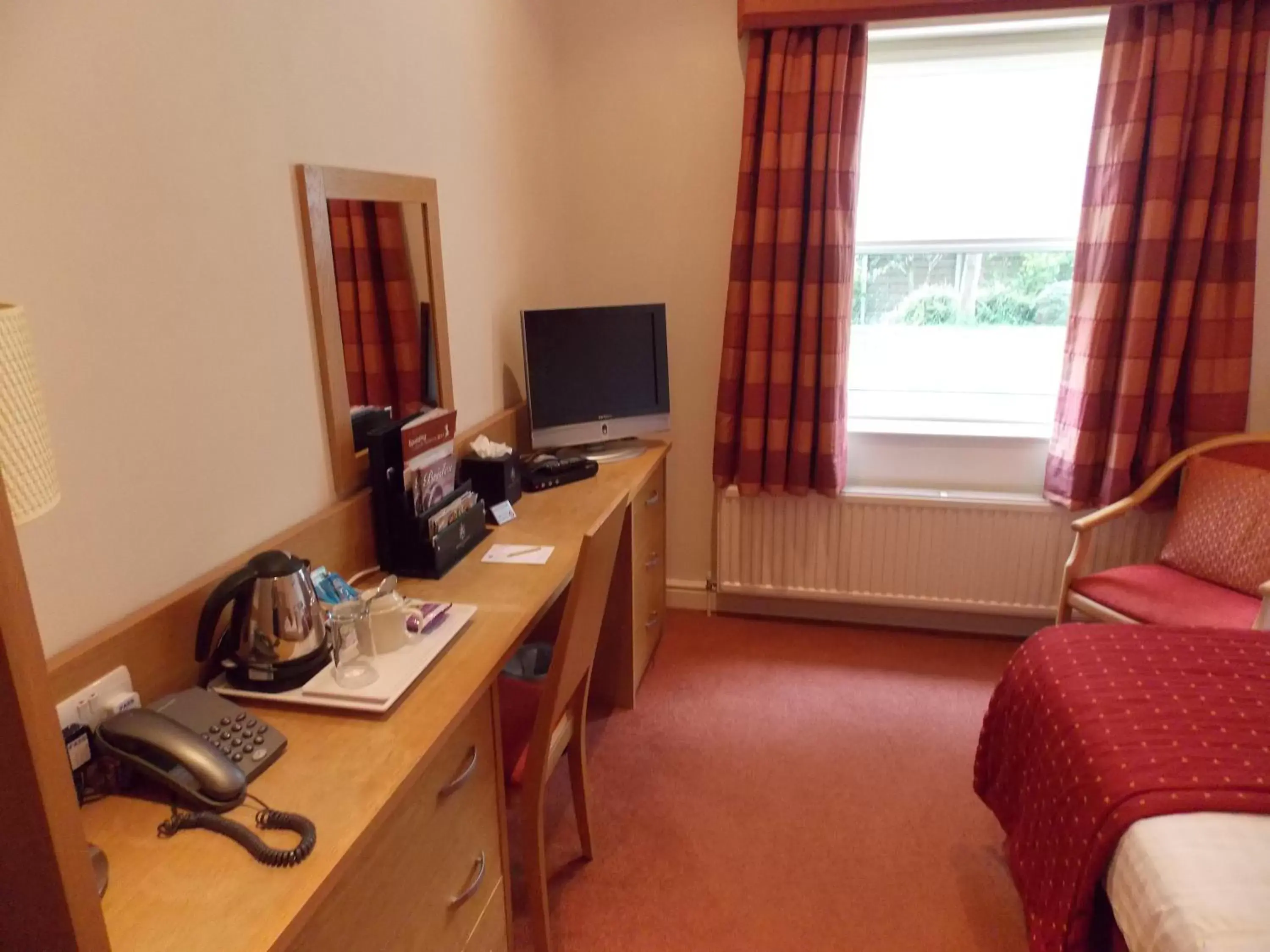 Bed, TV/Entertainment Center in Woodlands Hotel