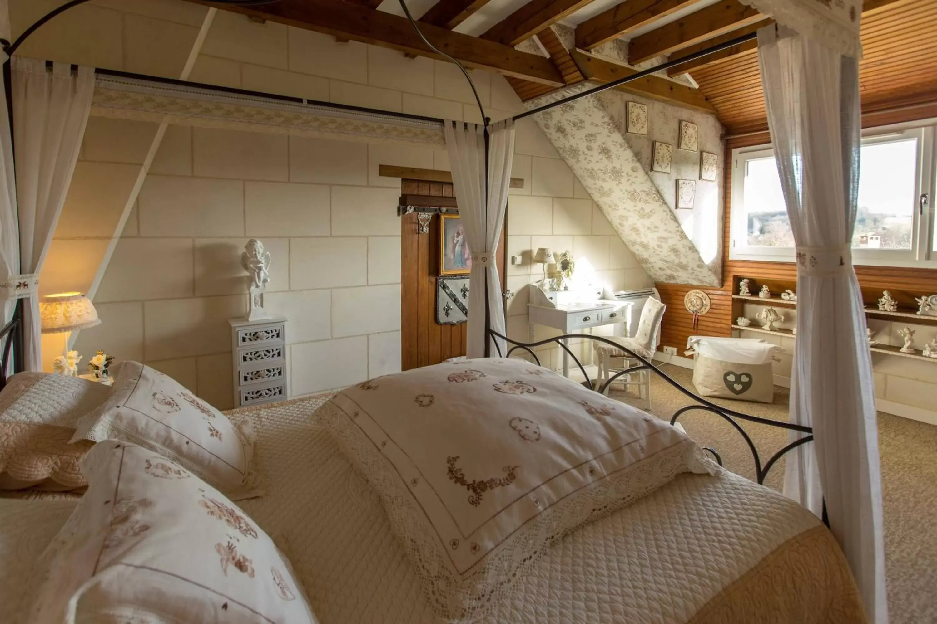 Bedroom, Bed in Les charmes