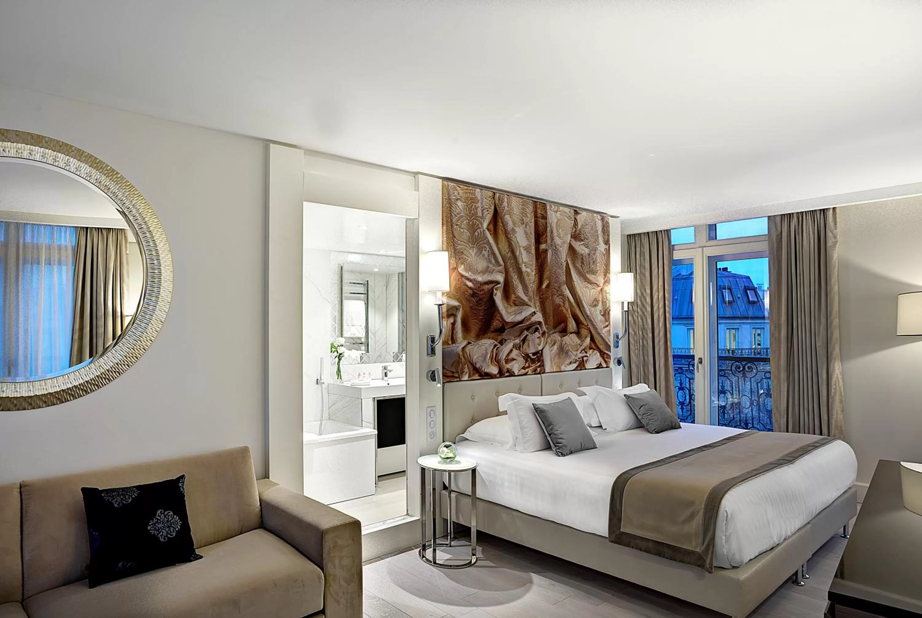 Photo of the whole room, Bed in La Villa Haussmann