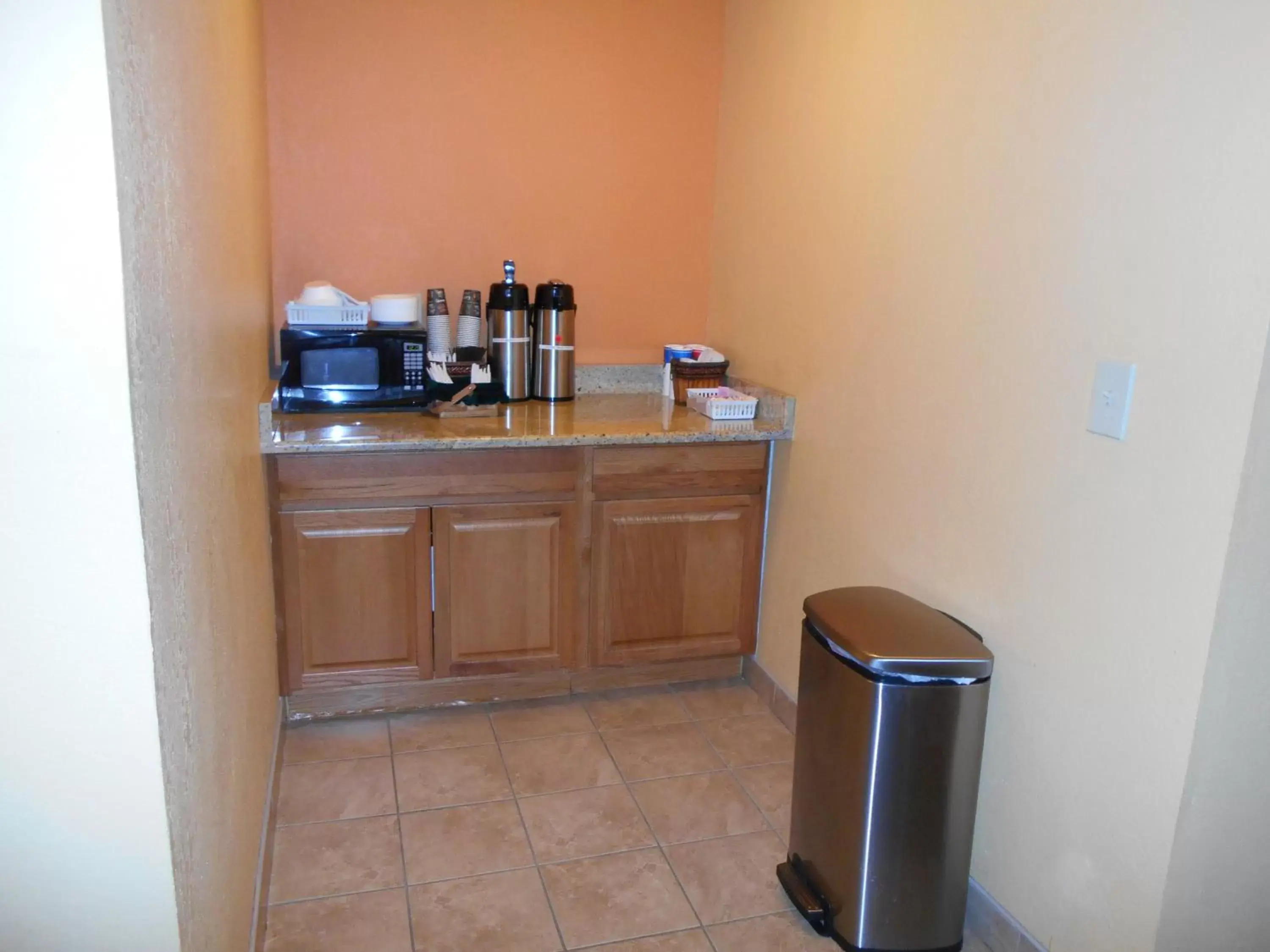 Coffee/tea facilities, Kitchen/Kitchenette in Microtel Inn by Wyndham - Albany Airport