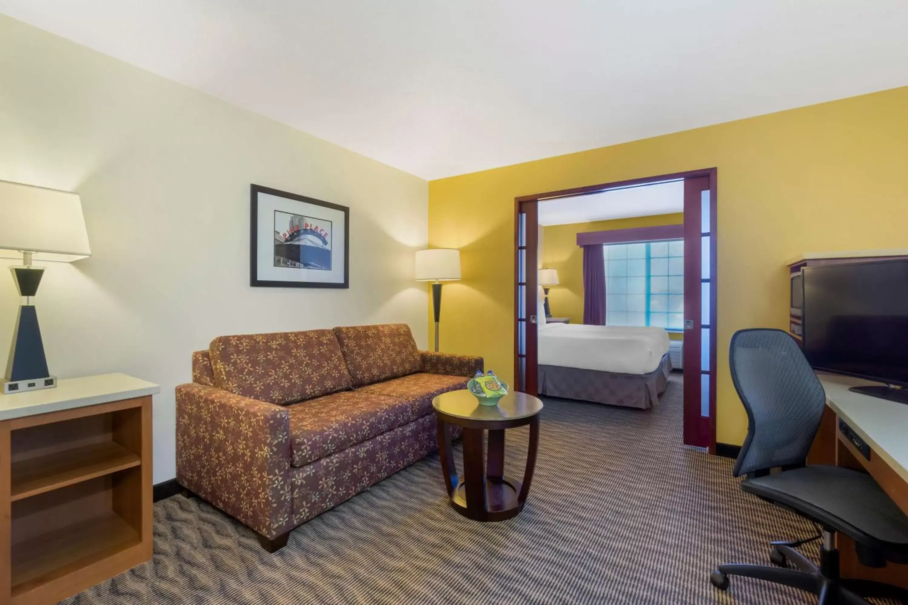 Bedroom, Seating Area in Best Western Plus Park Place Inn & Suites