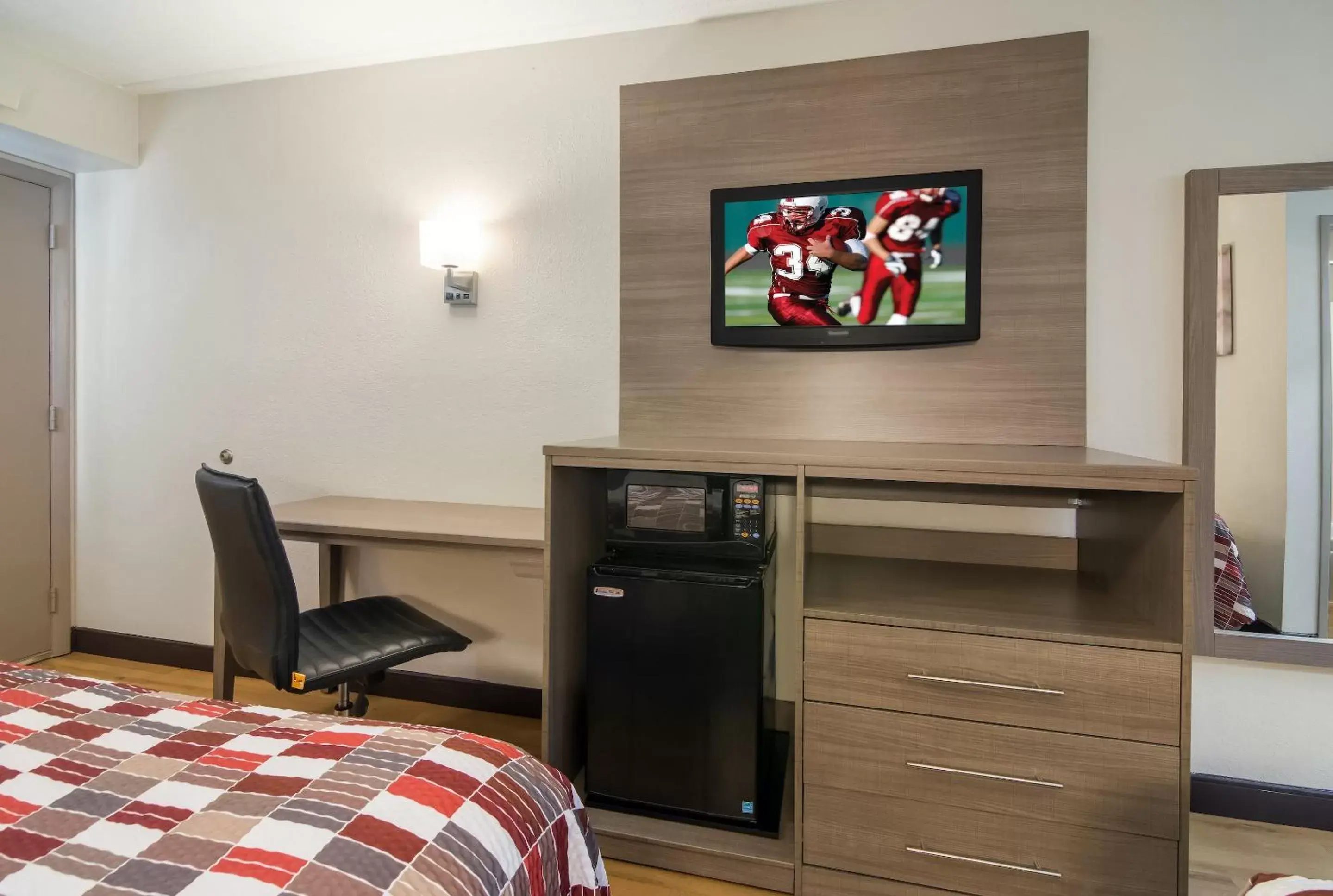 Photo of the whole room, Bed in Red Roof Inn Durham - Triangle Park Photo of the whole room, Bed in Red Roof Inn Durham - Triangle Park