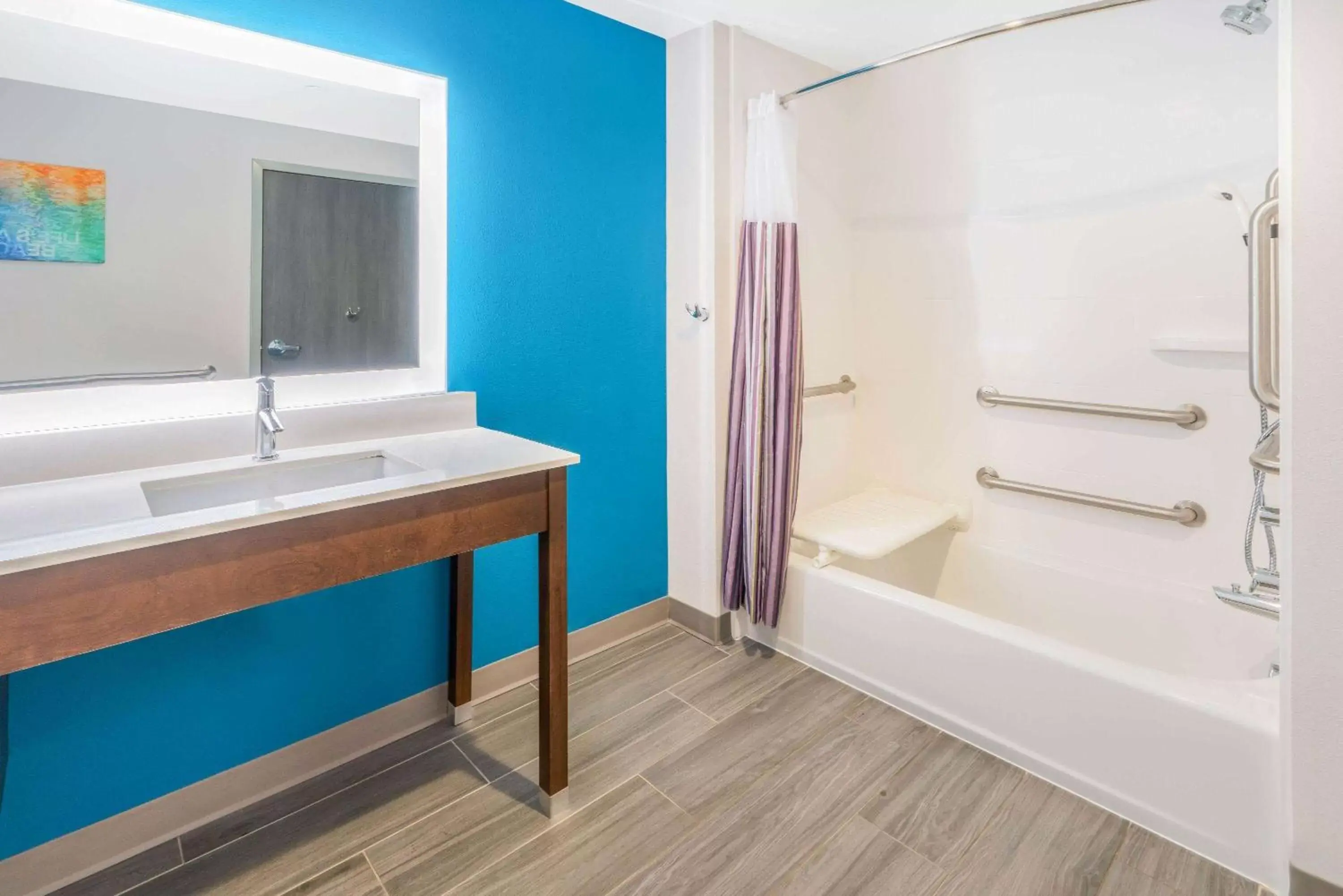 Toilet, Bathroom in La Quinta by Wyndham Oklahoma City Airport