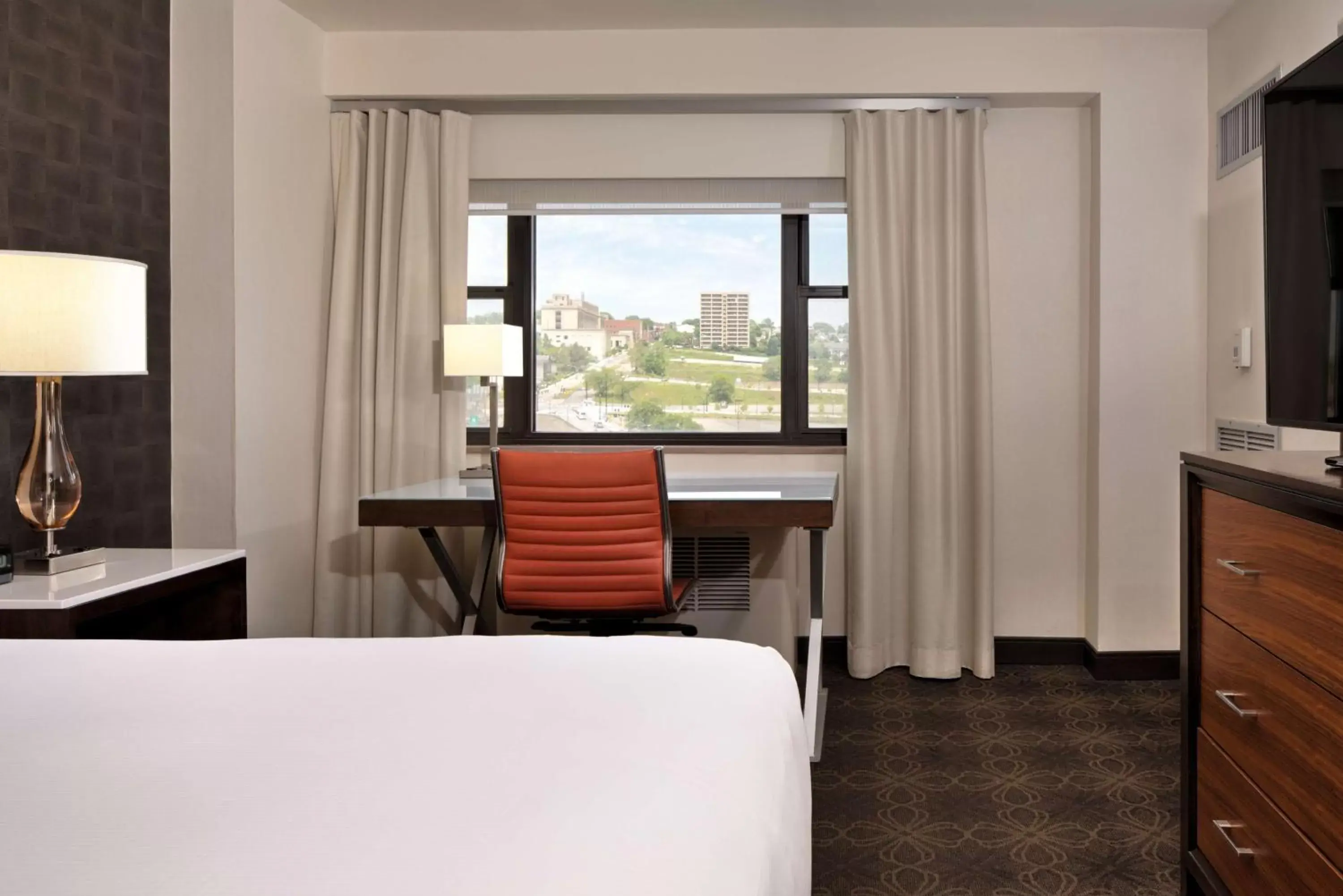 Bedroom, Bed in DoubleTree by Hilton Hotel & Suites Pittsburgh Downtown