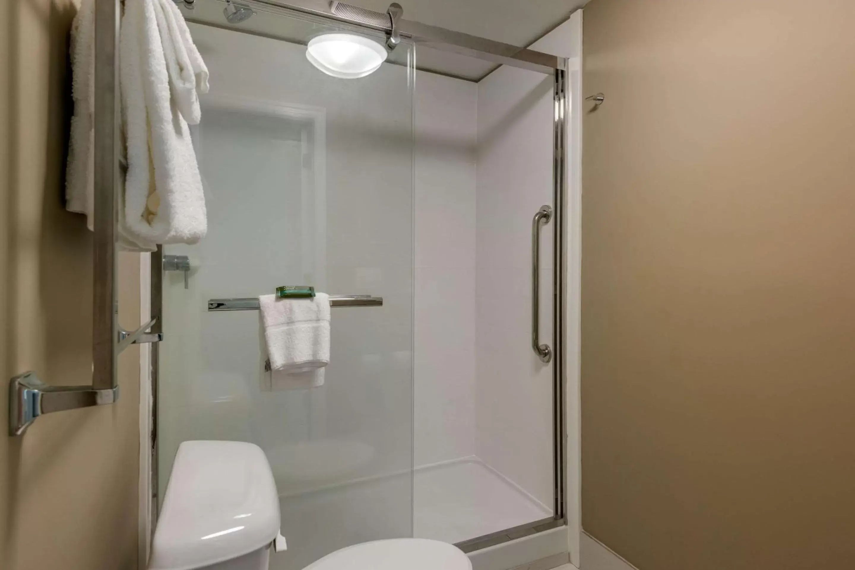 Toilet, Bathroom in Seafarer Inn & Suites, Ascend Hotel Collection