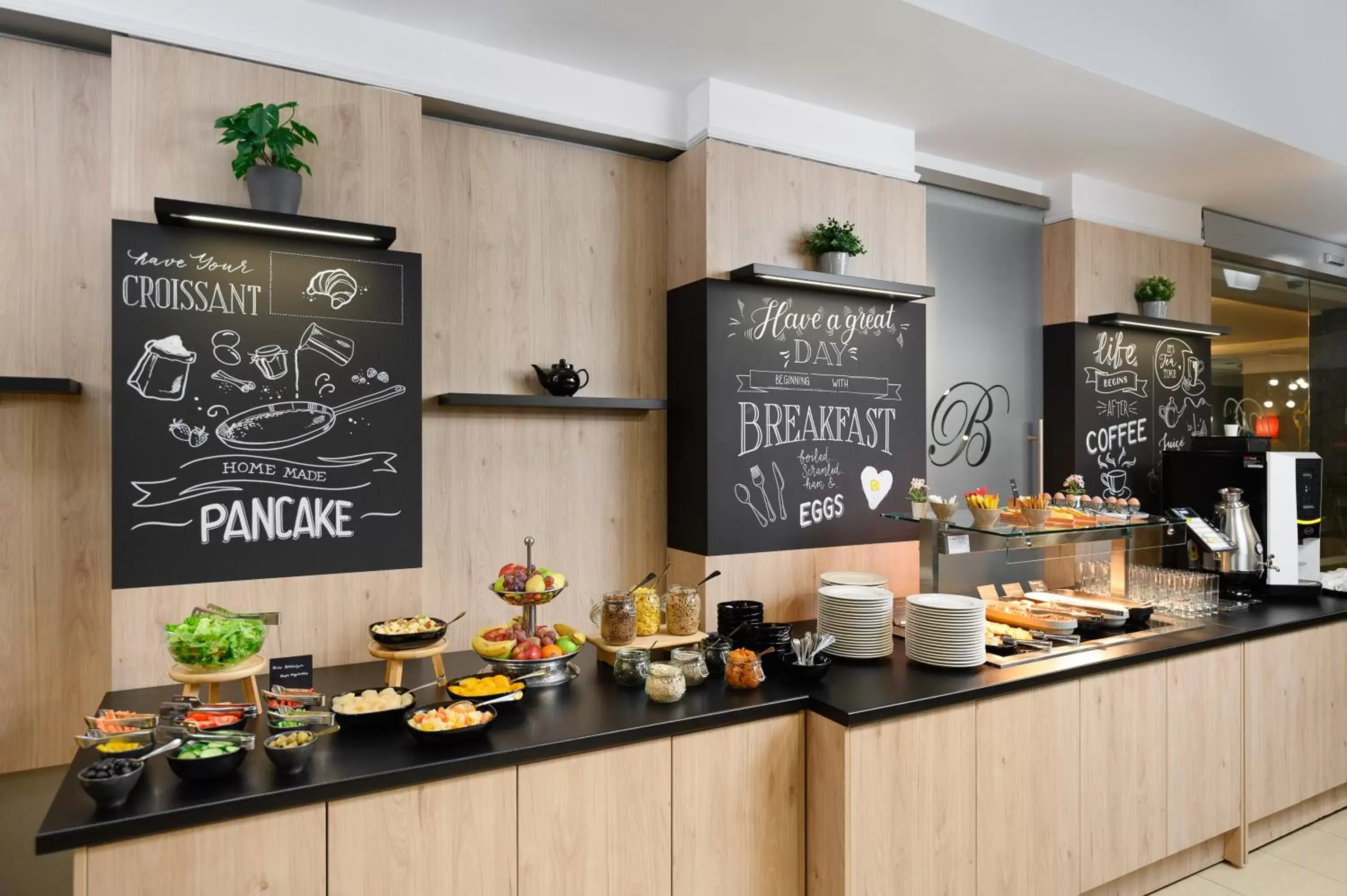 Coffee/tea facilities, Restaurant/Places to Eat in Hotel Bristol Budapest