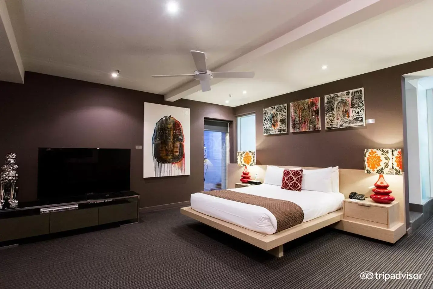 Bedroom, TV/Entertainment Center in Tolarno Hotel