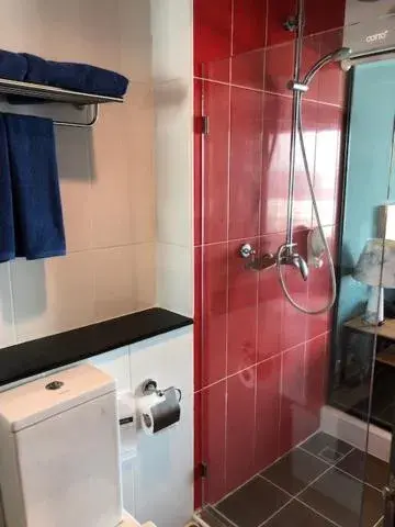 Shower, Bathroom in Vogue Pattaya