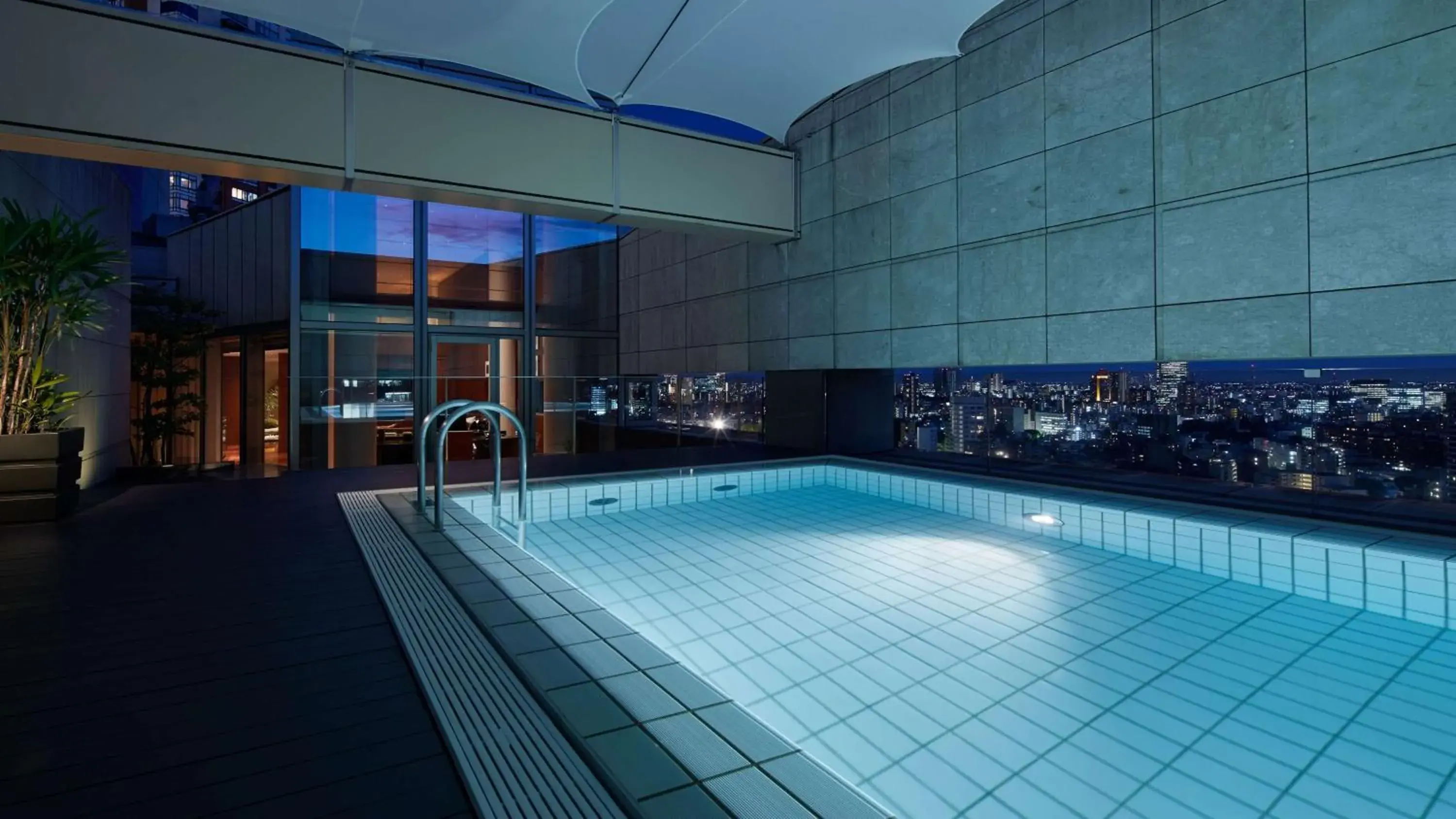 Swimming pool in Grand Hyatt Tokyo