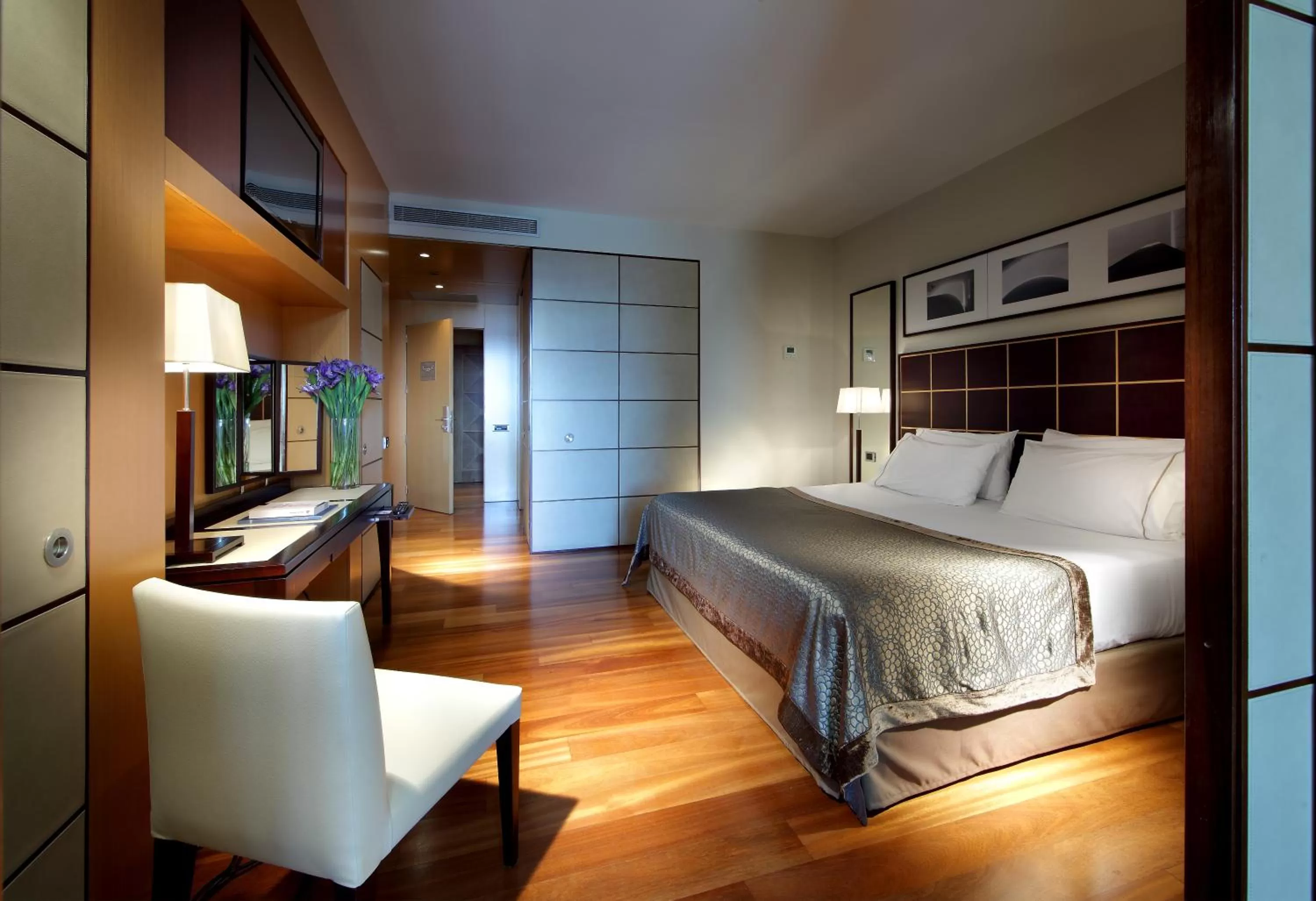 Bed in Eurostars Grand Marina Hotel GL