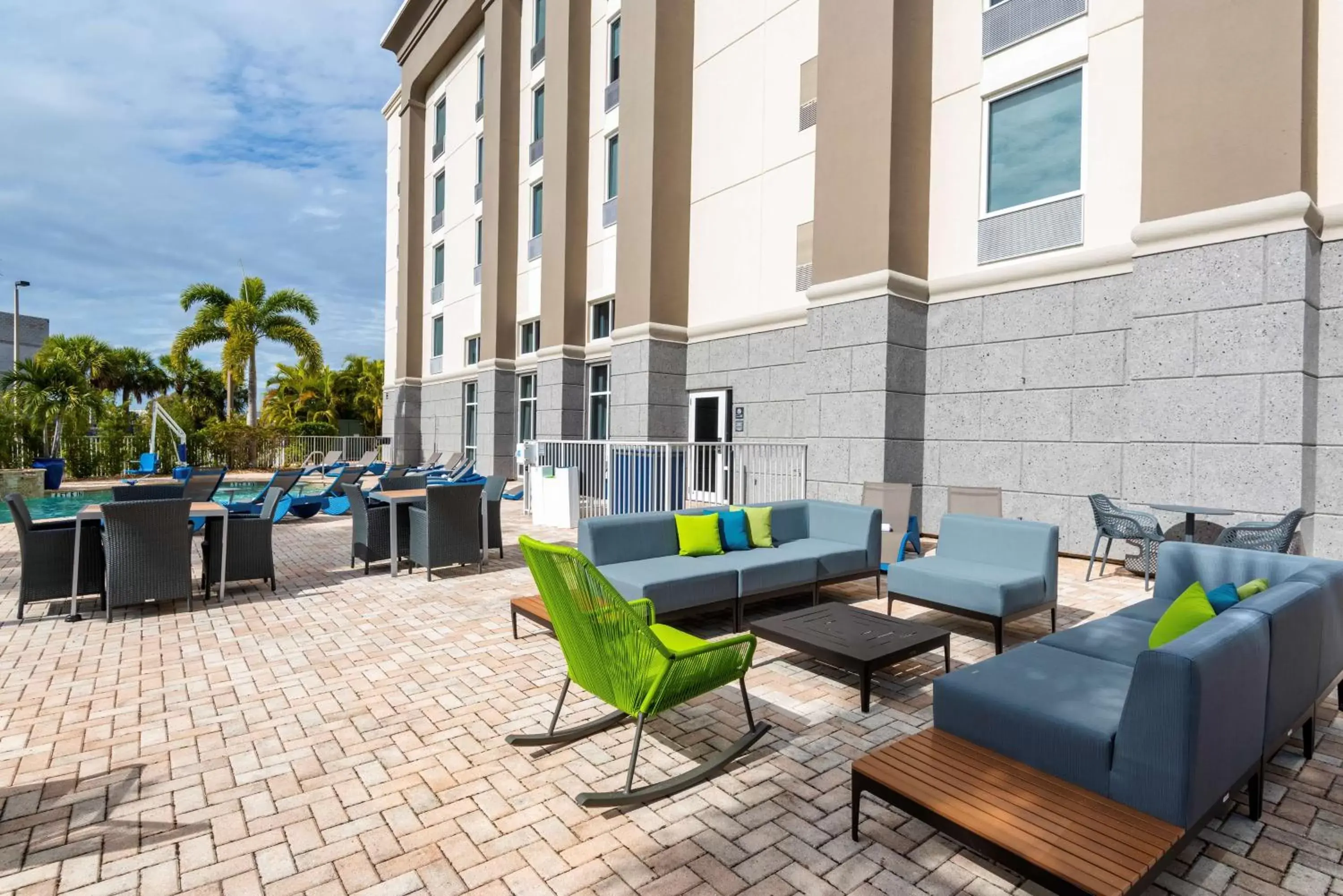 Patio in Hampton Inn & Suites Fort Myers-Colonial Boulevard