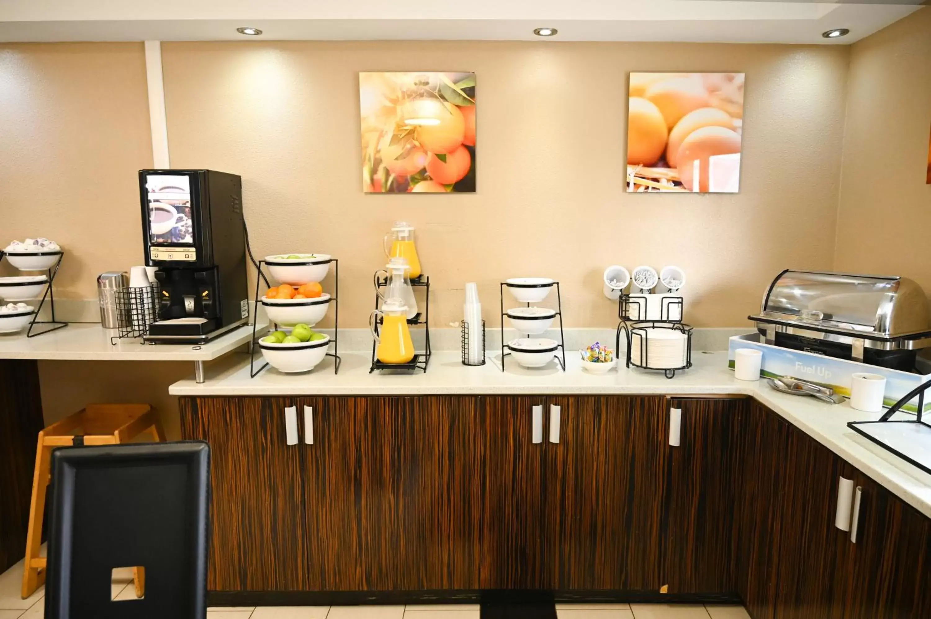 Breakfast, Kitchen/Kitchenette in Comfort Inn Edgewater on Hudson River