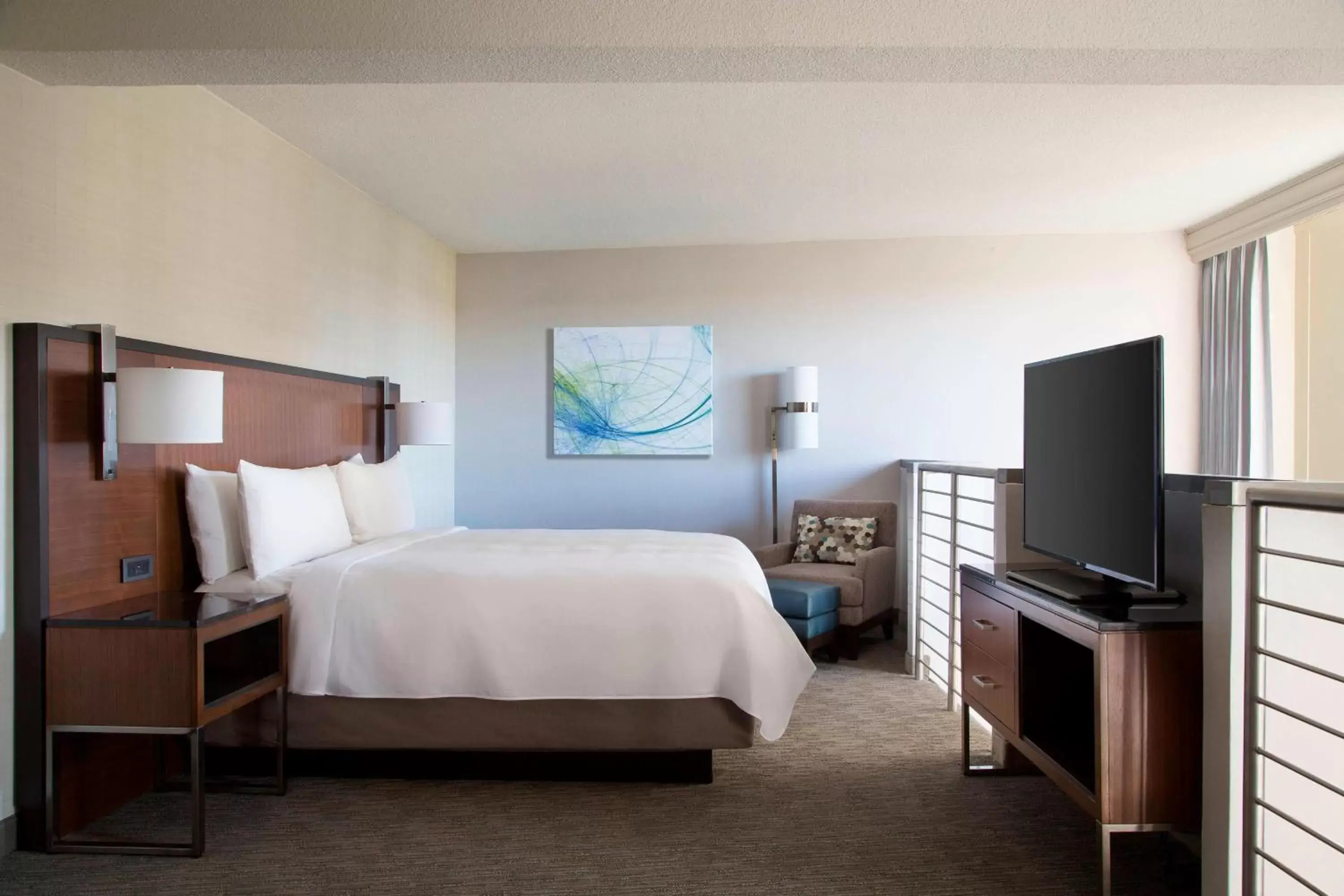 Photo of the whole room, Bed in Houston Airport Marriott at George Bush Intercontinental
