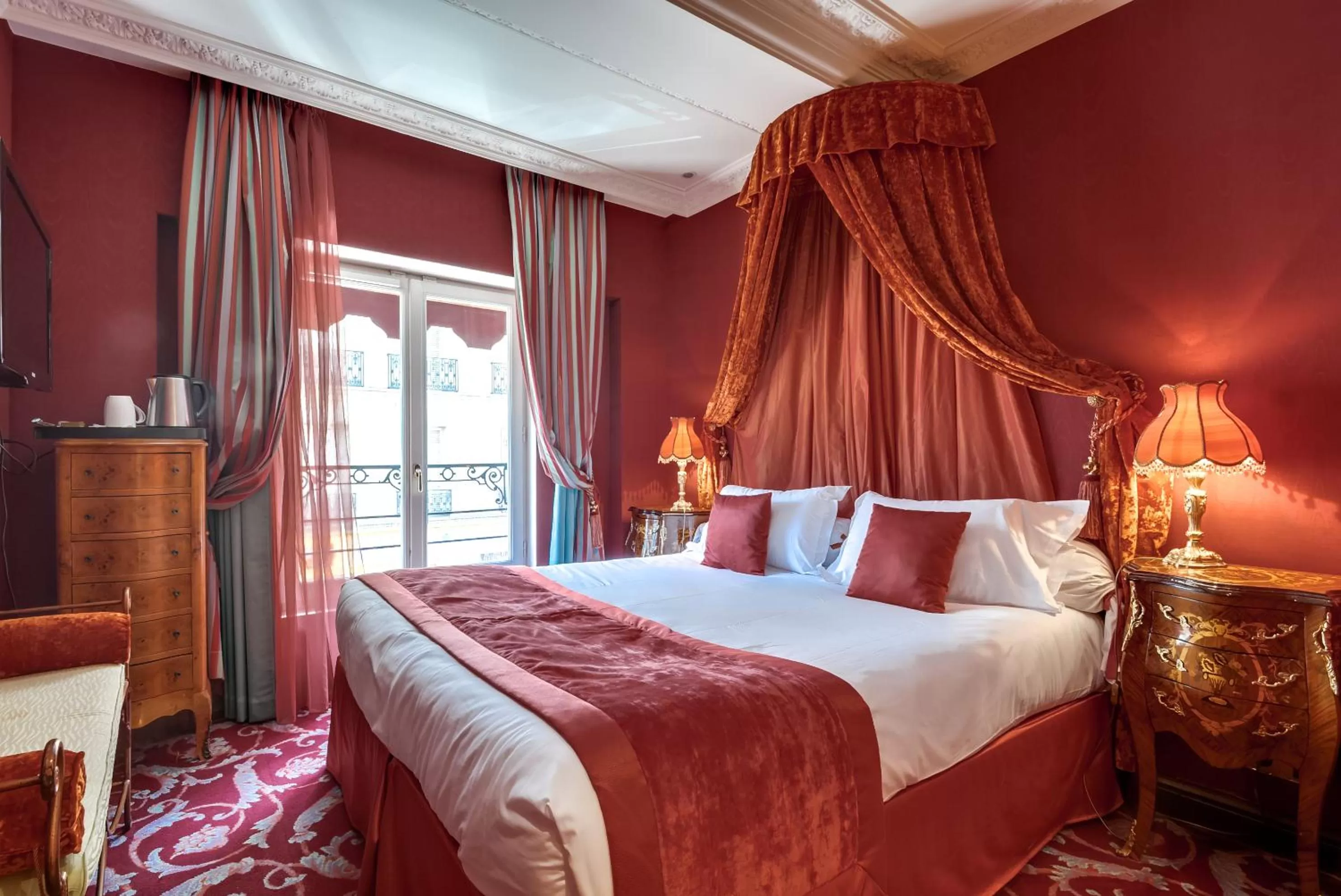 Photo of the whole room, Bed in La Villa Royale