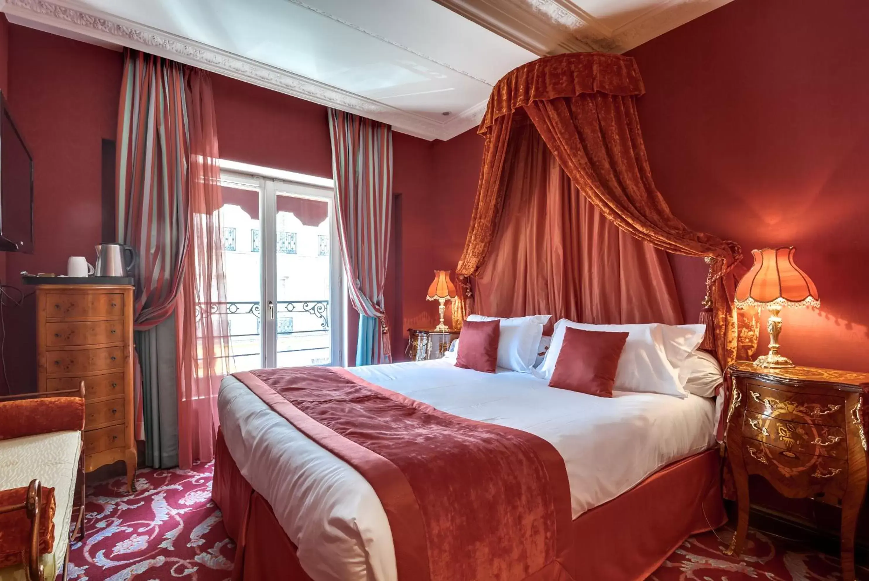 Photo of the whole room, Bed in Villa Royale