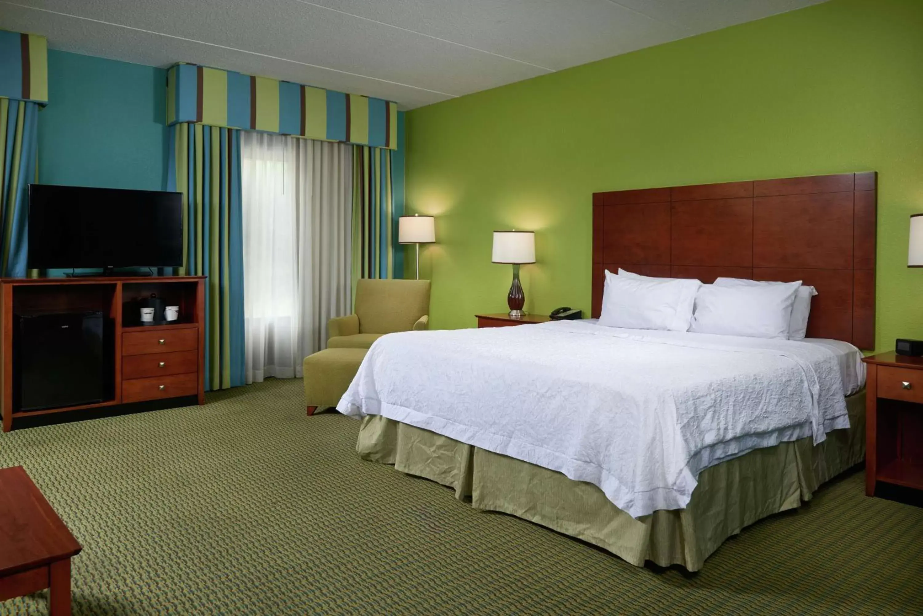 Bedroom, Bed in Hampton Inn Bermuda Run / Advance