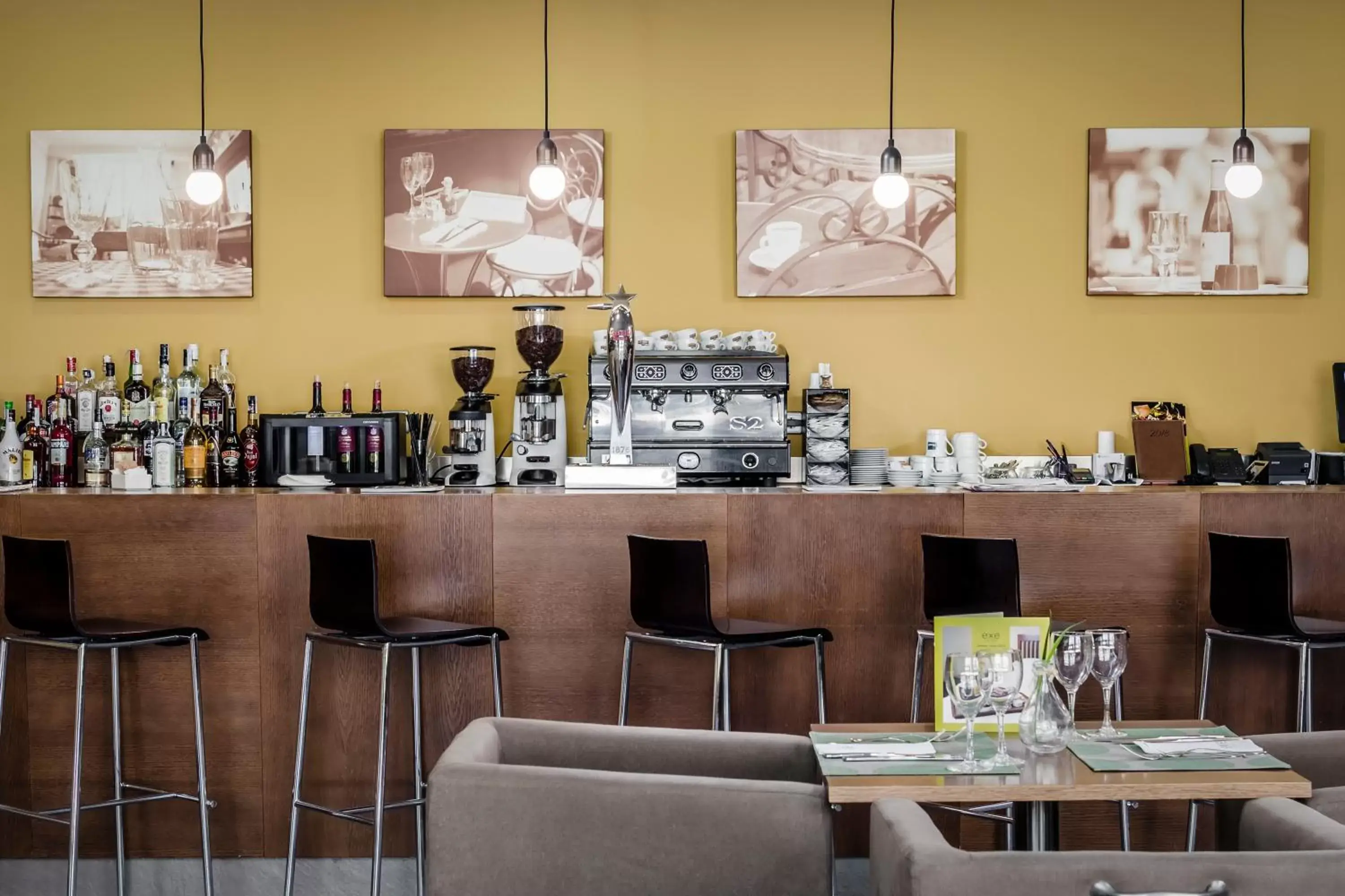 Lounge or bar in Hotel Exe Barcelona Gate Lounge or bar in Hotel Exe Barcelona Gate