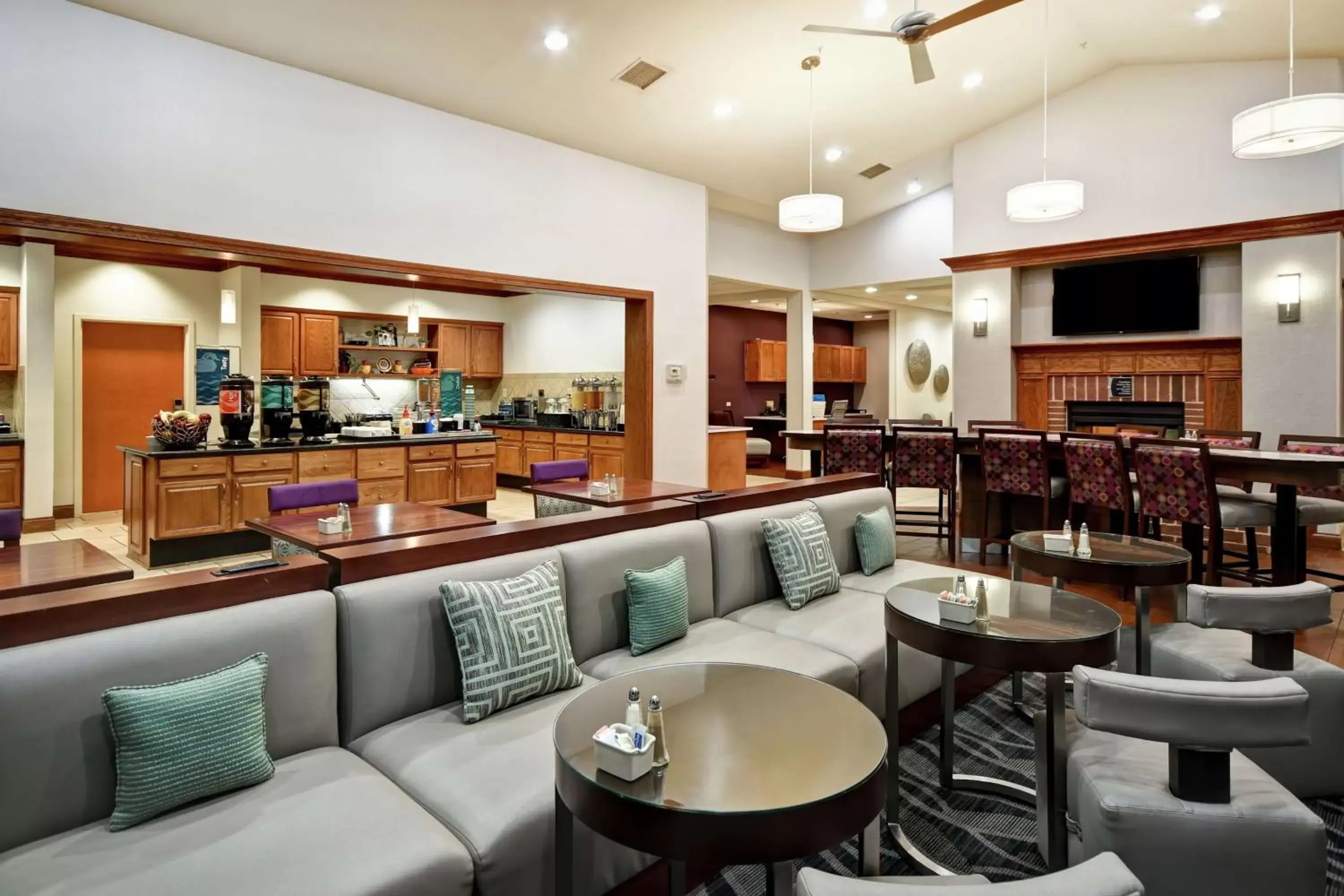 Lobby or reception, Lounge/Bar in Homewood Suites by Hilton Cincinnati-Milford