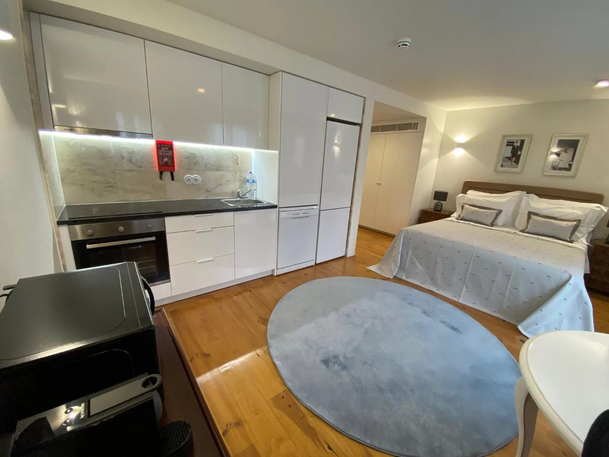 Bed, Kitchen/Kitchenette in TM Luxury Apartments Lisbon