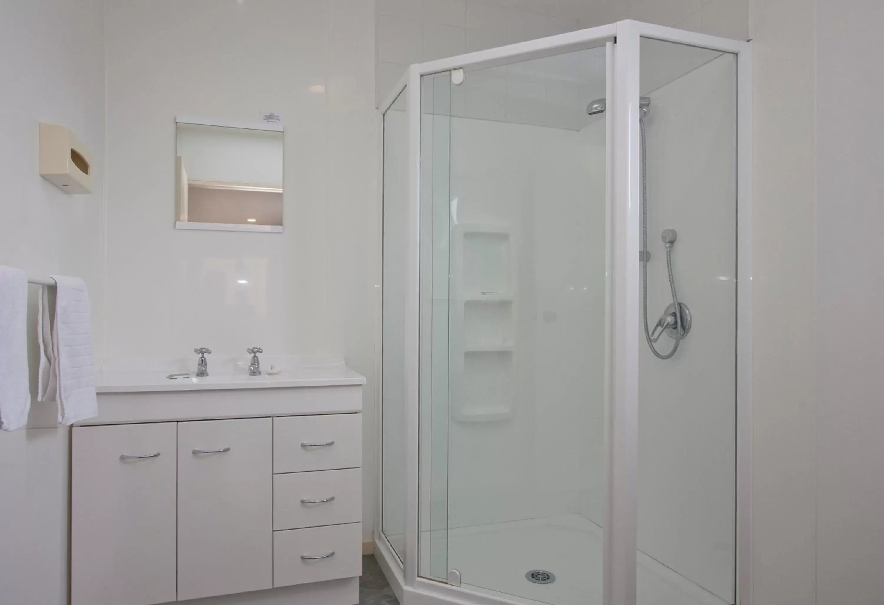 Shower, Bathroom in Coronation Park Motels