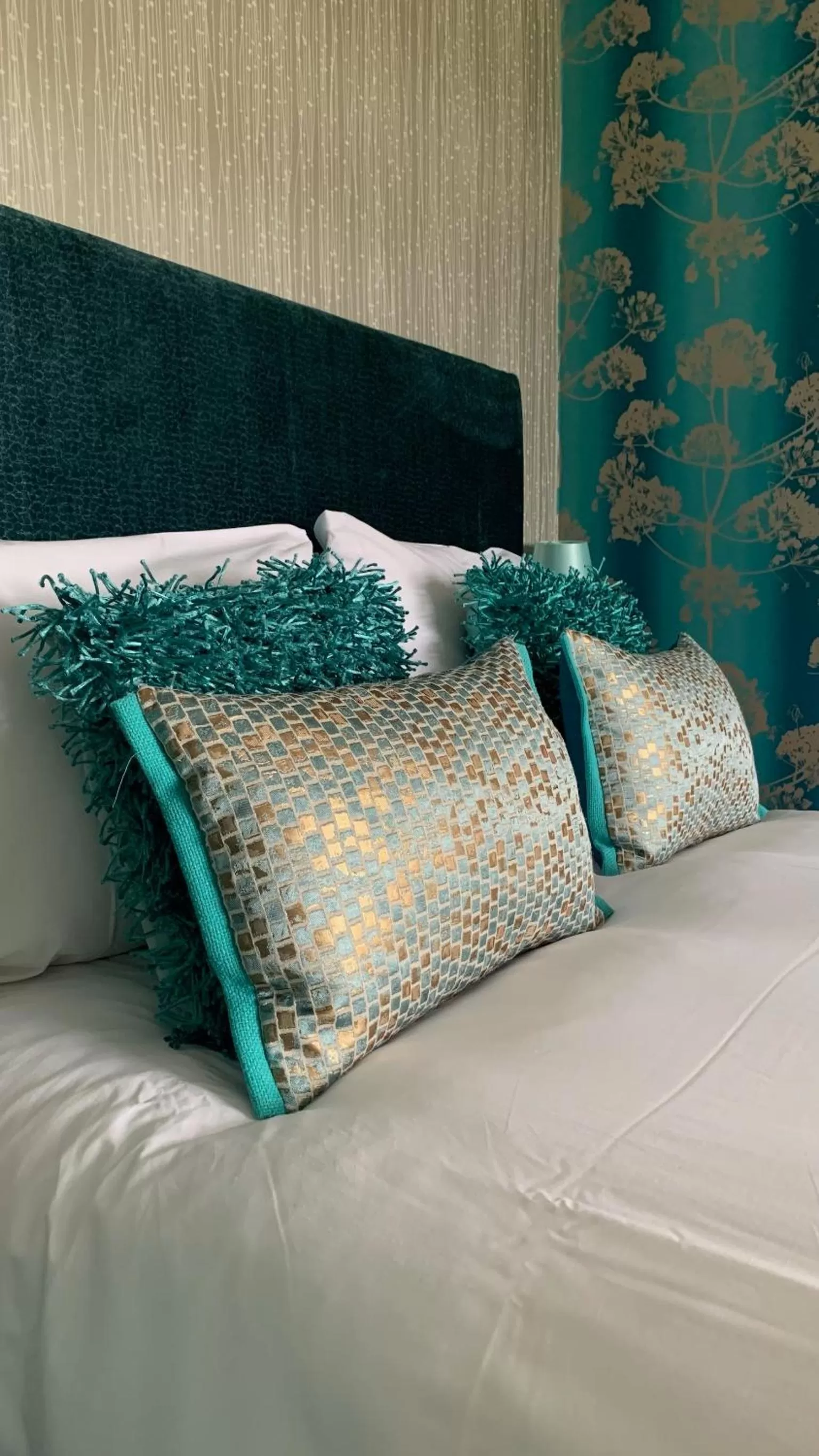 Bed in Ramsey House - Luxury Licensed B&B - Parking and Guest Lounge