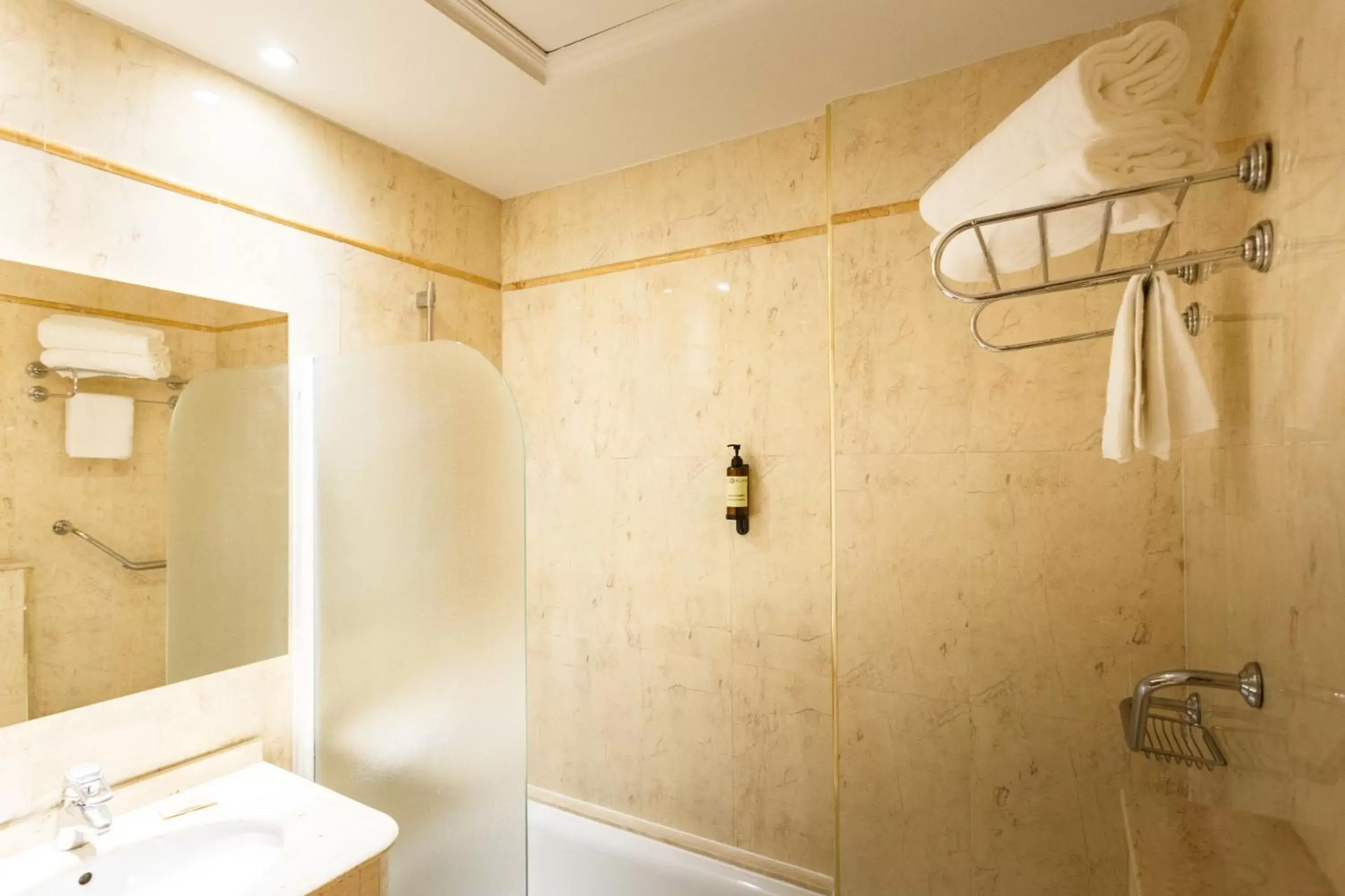 Bathroom in Hotel Dauro Premier