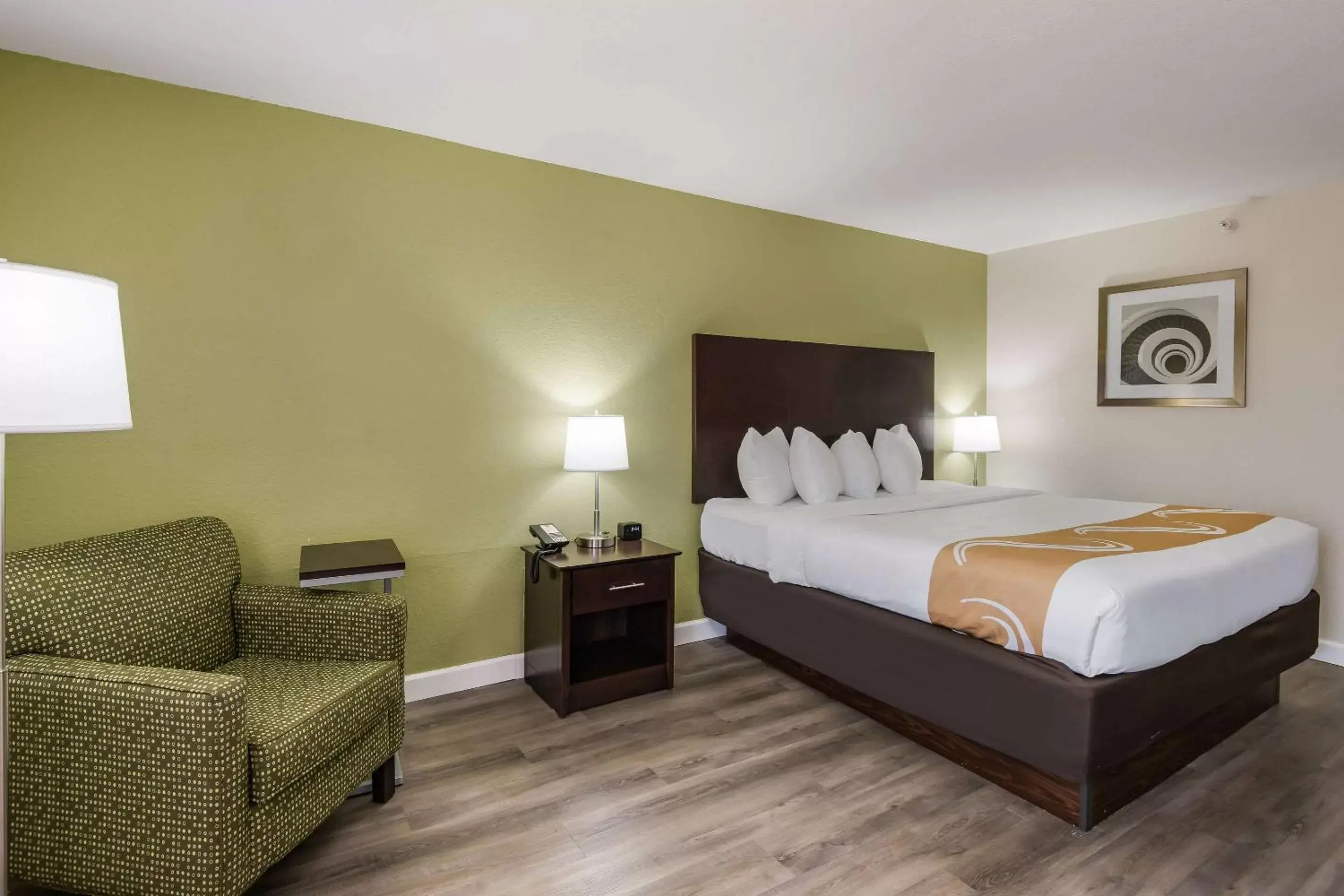 Photo of the whole room, Bed in Quality Inn & Suites Quincy - Downtown