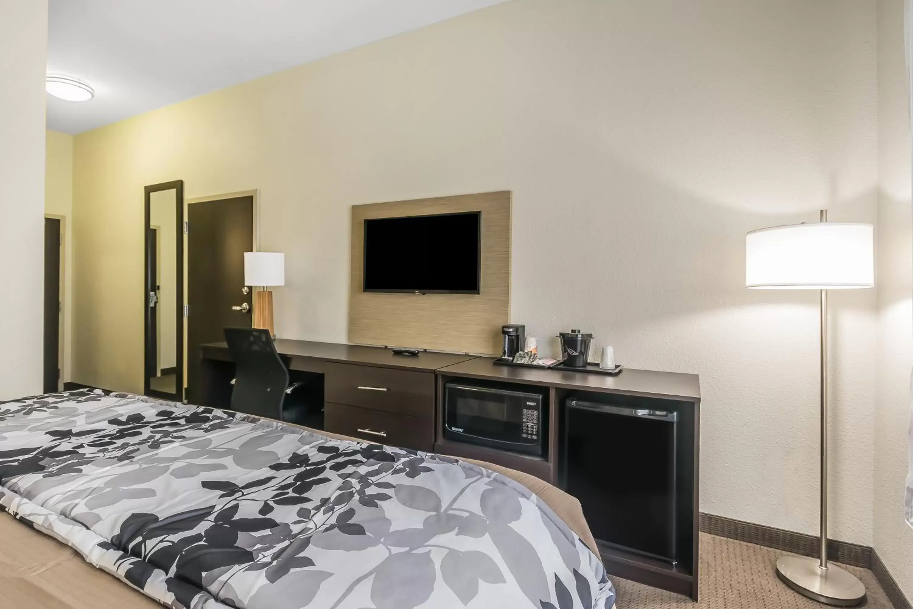 TV and multimedia, Bed in Sleep Inn & Suites Columbia