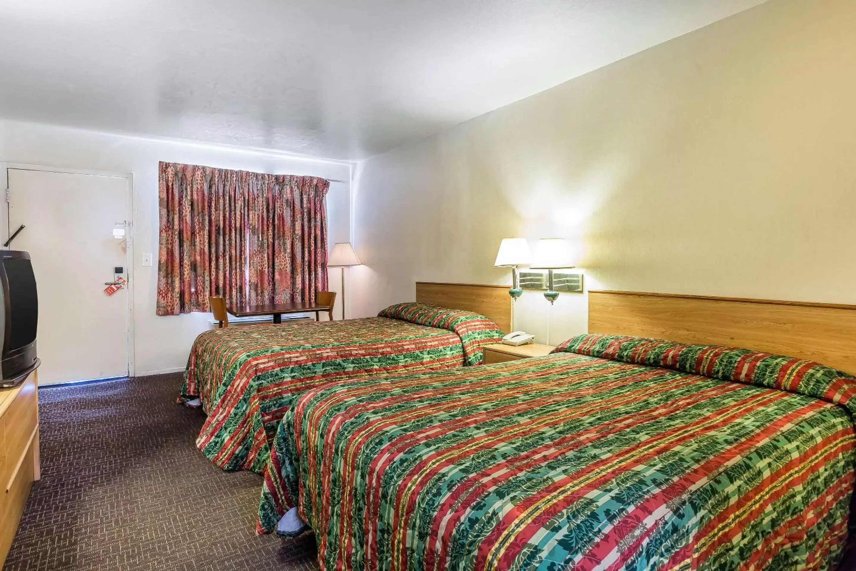 Photo of the whole room, Bed in Rodeway Inn Magic Mountain Area