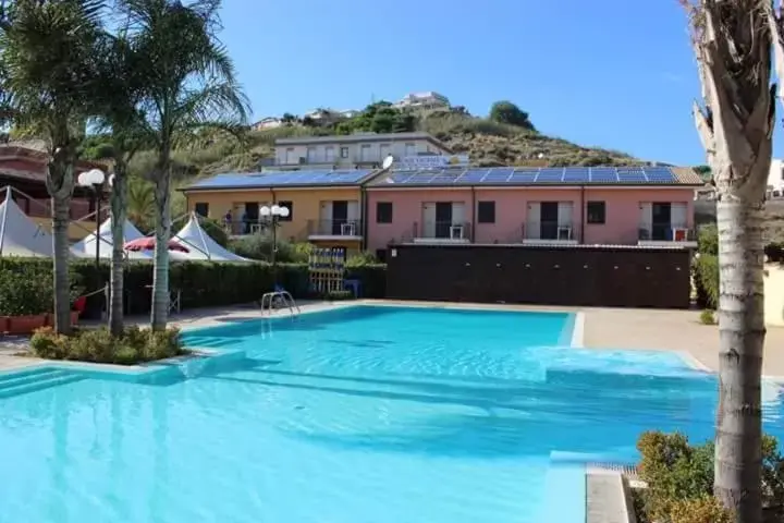 Swimming Pool in Andrea Case Vacanze L'Ancora