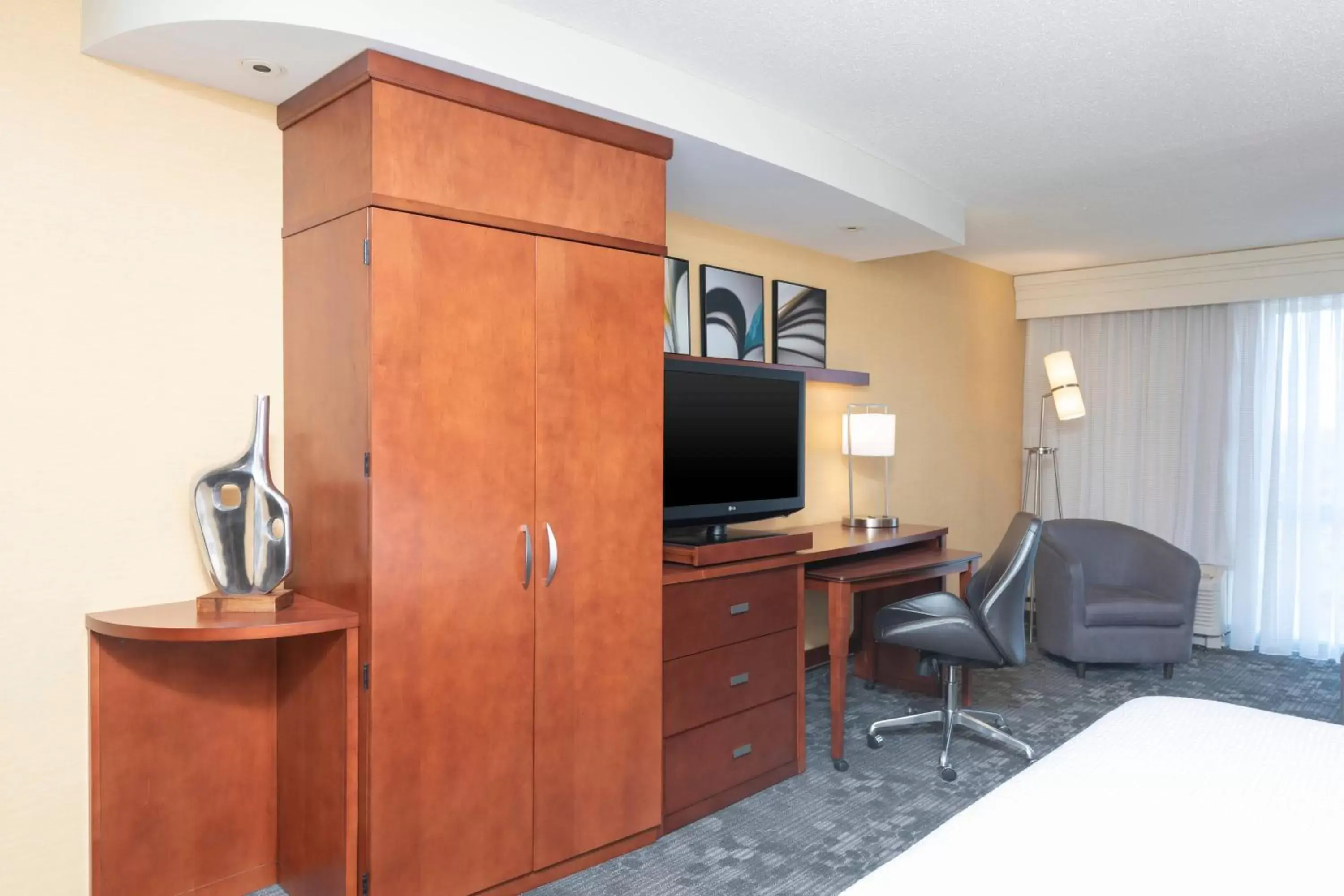 Photo of the whole room, TV/Entertainment Center in Courtyard Milwaukee Airport