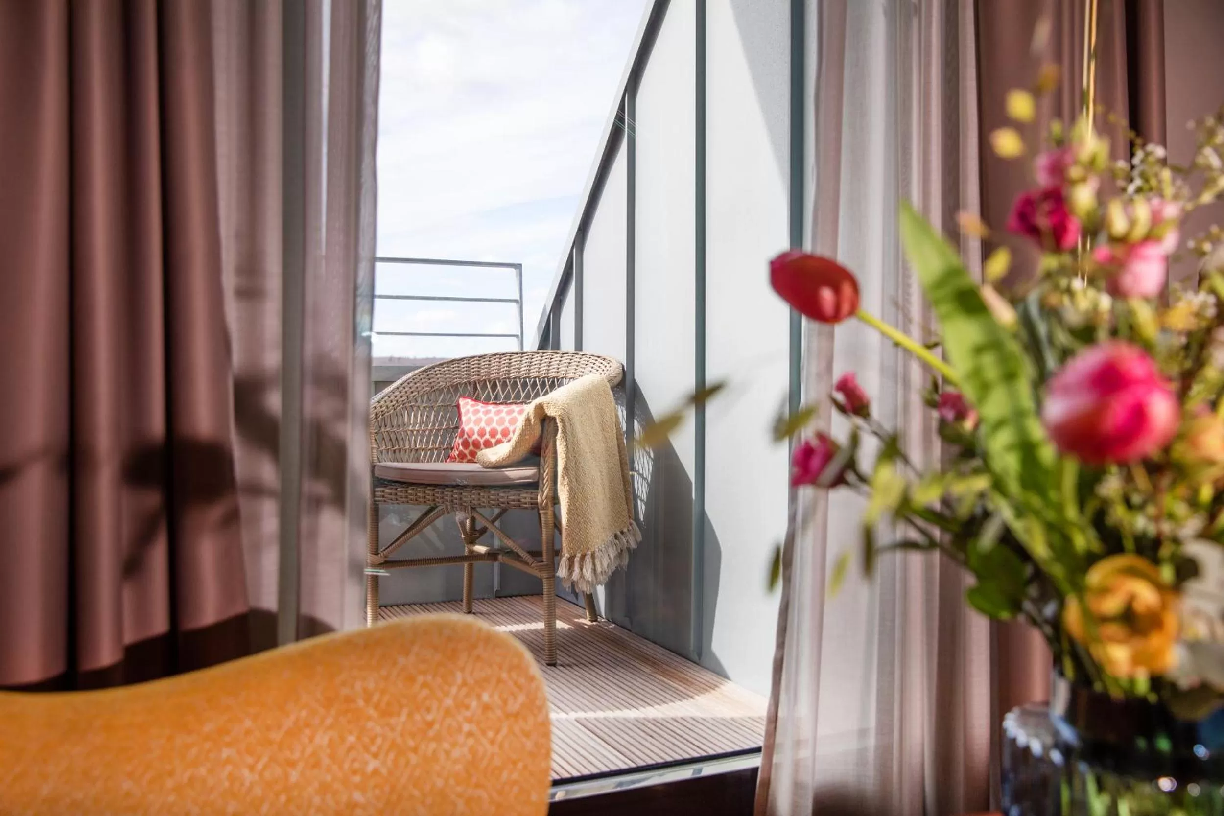 Bedroom, Bed in Das James