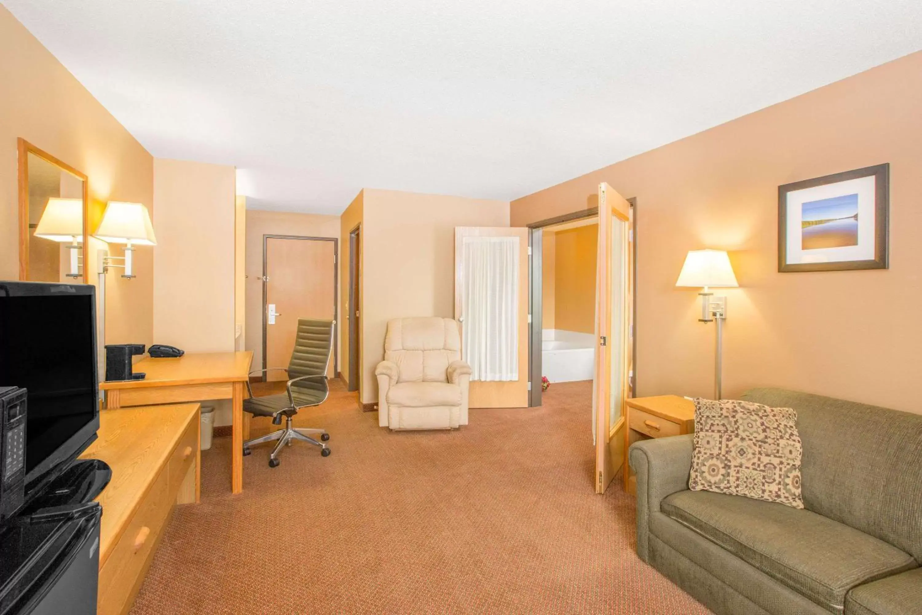 Photo of the whole room, Seating Area in Days Inn by Wyndham Worthington