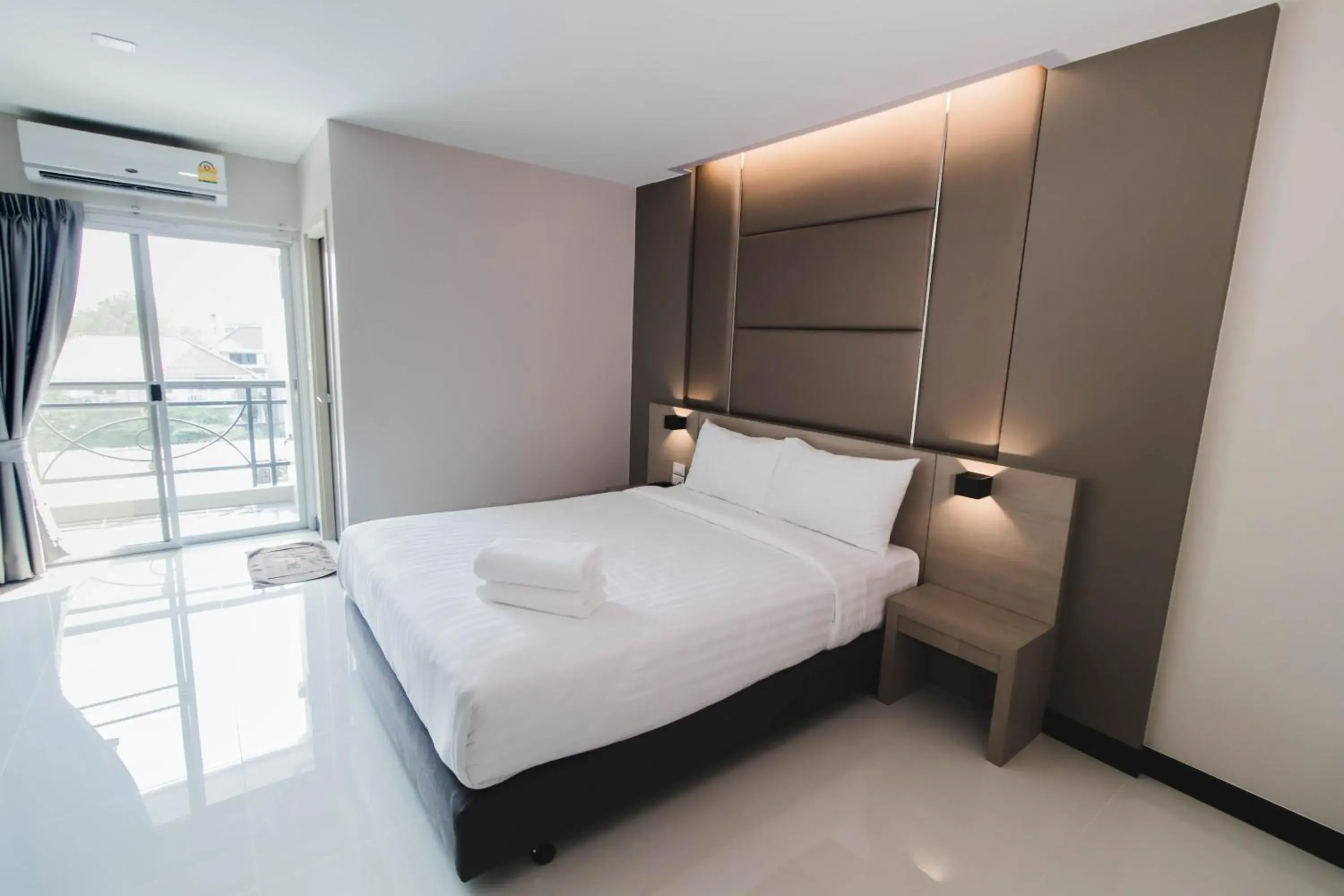 Photo of the whole room, Bed in So good Hotel Bangkok