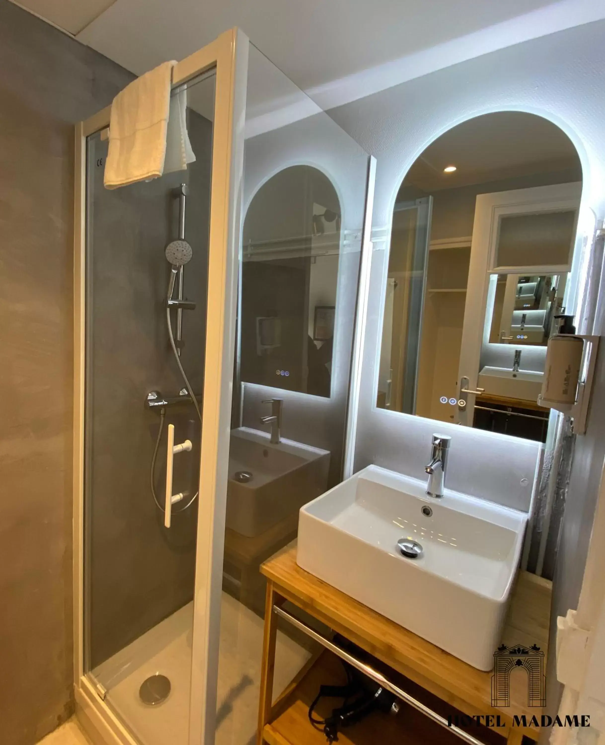 Shower, Bathroom in Hôtel Madame