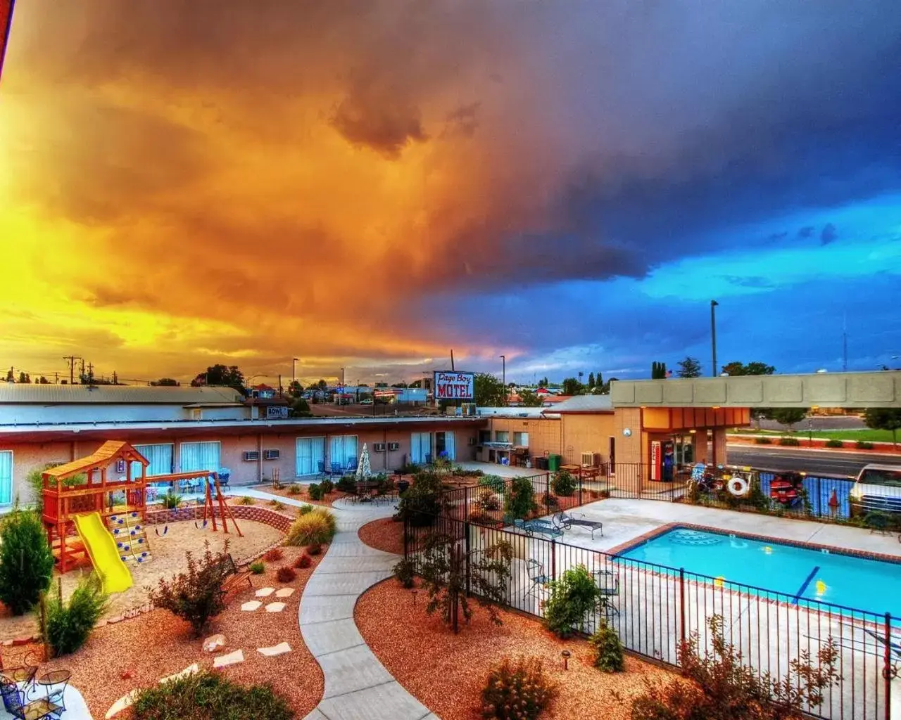 Bird's eye view, Swimming Pool in Lake Powell Canyon Inn