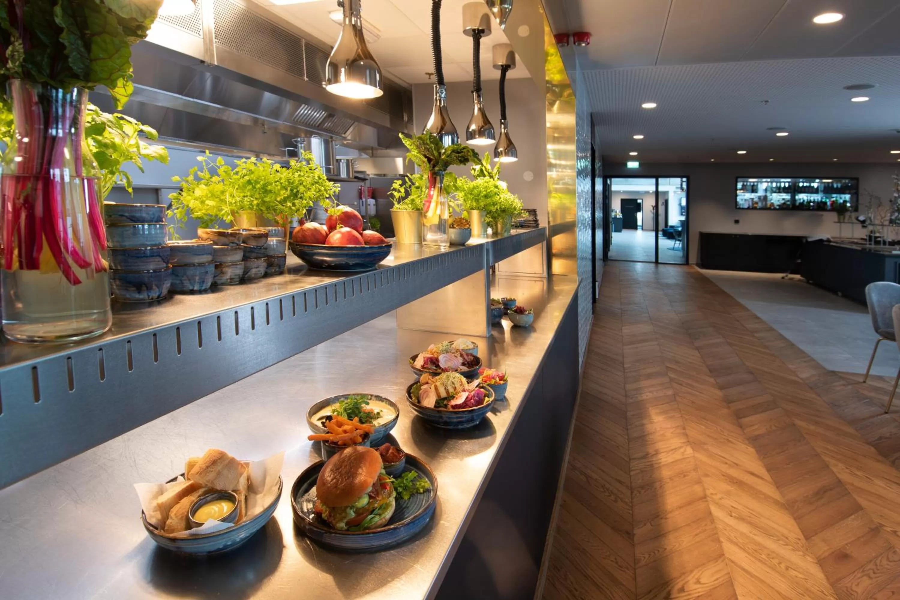 Restaurant/places to eat in Mandal Hotel