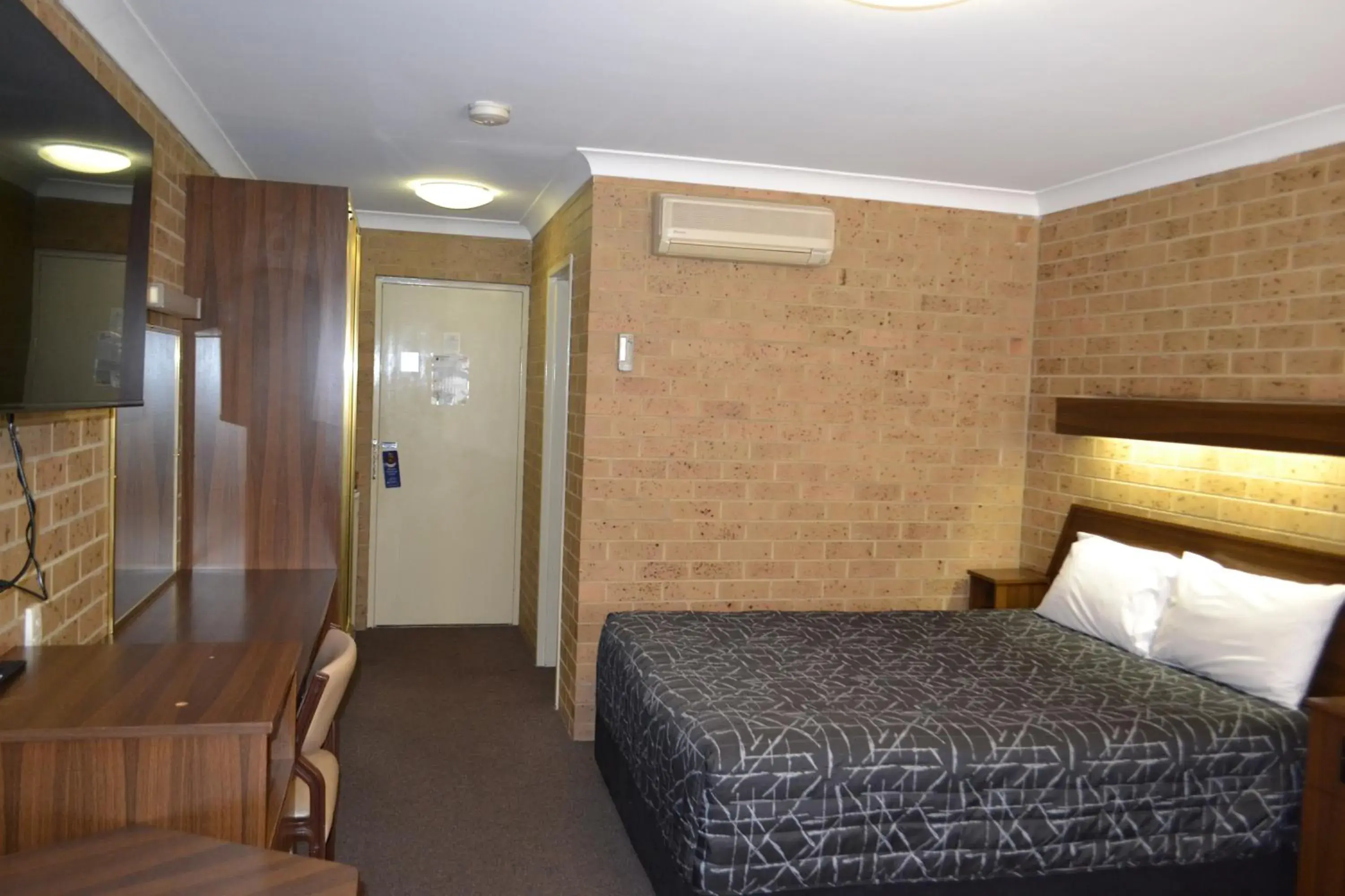 Bed in Tamworth Motor Inn & Cabins