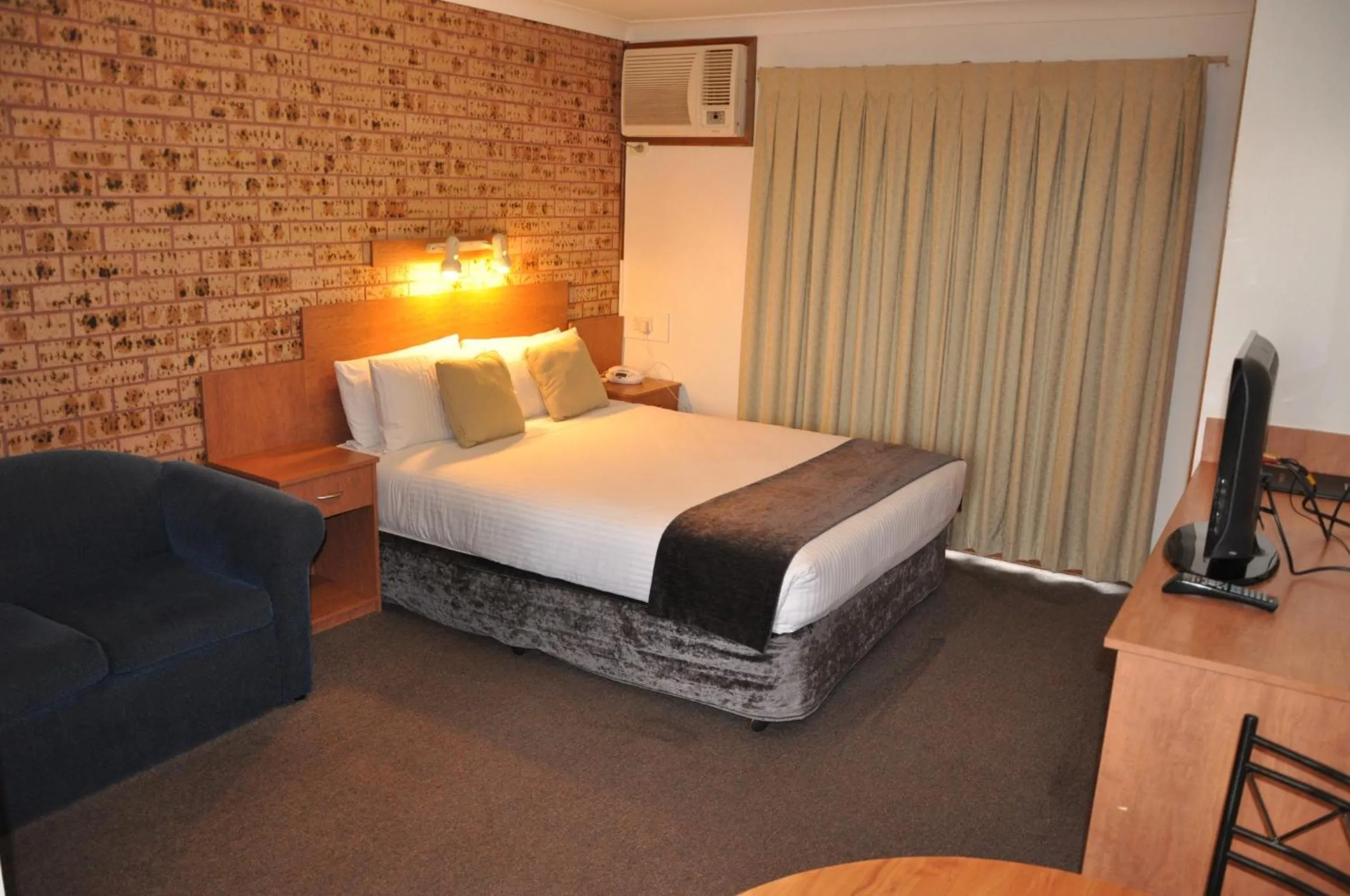 Bed in Bridge View Motel